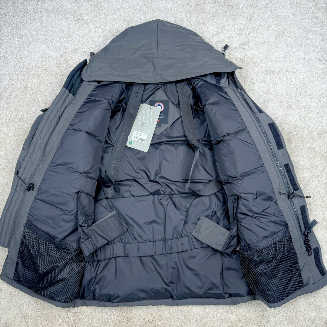 图片[3]-＃CG CANADA GOOSE Expedition 4660M 加拿大鹅08远征款派克大衣羽绒服 行业标杆 国内羽绒服天花板 全新改版 升级大量细节 完美还原ZP 大到面料毛领羽绒 小到一针一线一个纽扣都是肉眼可见的细节 市面最接近ZP版本 欢迎客户对比 同行指导 1.今年羽绒依然采用国标80白鸭绒 填充450g（机器格充 电脑设定数值 每件充绒误差不超过10g）不混绒 随意拆开送检！ 2.独家定制18支面料 ZP一致 采用“Arctic Tech”面料技术外层面料是84.5%的聚酯纤维15.5%棉 里料为100%棉纶 垫料为100%聚酯纤维 持久防水防风抗寒保暖 3.里布采用40D Nylon AC油性胶 单染5级牢度 领口绒布采用原厂高密度丝光绒 口袋布使用弹性高密度摇粒绒 柔软亲肤 胆布采用330T全涤防绒7号针杜绝跑绒 如有跑绒直接白送 4.日本进口JUKI（重机）大型缝纫机专业打枣锁边 完全遵循正品整件衣服106个枣 全身加固 每个枣长度遵循正品 固定1-1.1cm 密度和长度均与正品相同 5.吉田YKK原厂拉链 Y形双勾魔术贴 袖口采用定制加厚无缝螺纹 今年袖口螺纹添加高弹氨纶金丝 增加弹性和强度 大到面料 胆布 小到纽扣 抽绳 全部原版定制开发 对标正品 6.进口田岛刺绣机机定制万针刺绣胸标 图案饱满立体 无限接近正品 7.毛领为加拿大进口西郊狼皮制作 春季购入万条顶级毛领 毛领宽度14cm 长度55cm 今年冬天整季毛领品质都会稳定如一 杜绝中后期毛领品质参差不齐情况 8.包装采用立体手提袋包装 卡片一应俱全 送人 自留更有排面 9.所有细节均参照22年最新版正品1：1打板复刻 区别市面错版 “一眼假” 尺码：XS S M L XL XXL-选品中心