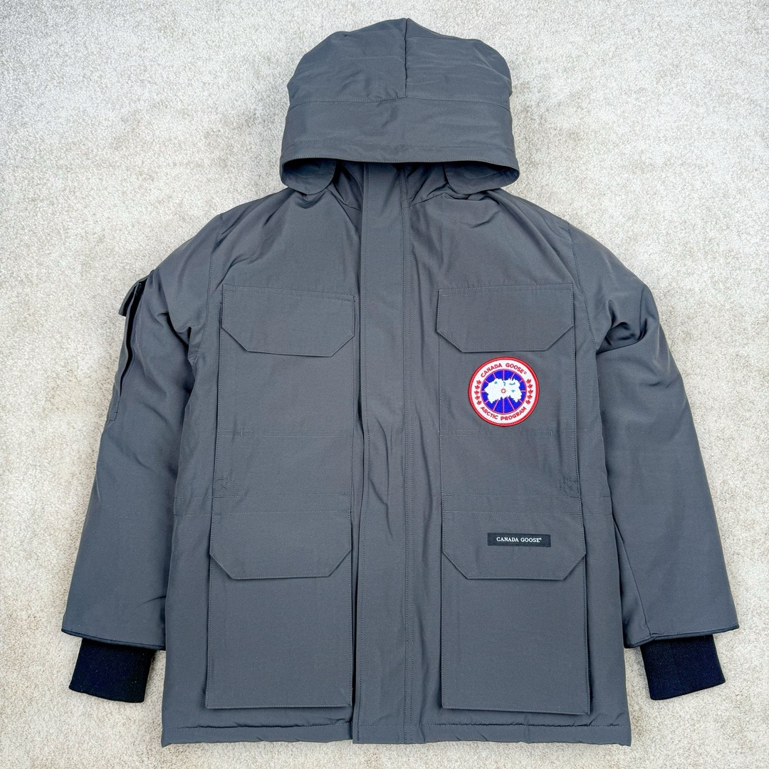 ＃CG CANADA GOOSE Expedition 4660M 加拿大鹅08远征款派克大衣羽绒服 行业标杆 国内羽绒服天花板 全新改版 升级大量细节 完美还原ZP 大到面料毛领羽绒 小到一针一线一个纽扣都是肉眼可见的细节 市面最接近ZP版本 欢迎客户对比 同行指导 1.今年羽绒依然采用国标80白鸭绒 填充450g（机器格充 电脑设定数值 每件充绒误差不超过10g）不混绒 随意拆开送检！ 2.独家定制18支面料 ZP一致 采用“Arctic Tech”面料技术外层面料是84.5%的聚酯纤维15.5%棉 里料为100%棉纶 垫料为100%聚酯纤维 持久防水防风抗寒保暖 3.里布采用40D Nylon AC油性胶 单染5级牢度 领口绒布采用原厂高密度丝光绒 口袋布使用弹性高密度摇粒绒 柔软亲肤 胆布采用330T全涤防绒7号针杜绝跑绒 如有跑绒直接白送 4.日本进口JUKI（重机）大型缝纫机专业打枣锁边 完全遵循正品整件衣服106个枣 全身加固 每个枣长度遵循正品 固定1-1.1cm 密度和长度均与正品相同 5.吉田YKK原厂拉链 Y形双勾魔术贴 袖口采用定制加厚无缝螺纹 今年袖口螺纹添加高弹氨纶金丝 增加弹性和强度 大到面料 胆布 小到纽扣 抽绳 全部原版定制开发 对标正品 6.进口田岛刺绣机机定制万针刺绣胸标 图案饱满立体 无限接近正品 7.毛领为加拿大进口西郊狼皮制作 春季购入万条顶级毛领 毛领宽度14cm 长度55cm 今年冬天整季毛领品质都会稳定如一 杜绝中后期毛领品质参差不齐情况 8.包装采用立体手提袋包装 卡片一应俱全 送人 自留更有排面 9.所有细节均参照22年最新版正品1：1打板复刻 区别市面错版 “一眼假” 尺码：XS S M L XL XXL-选品中心