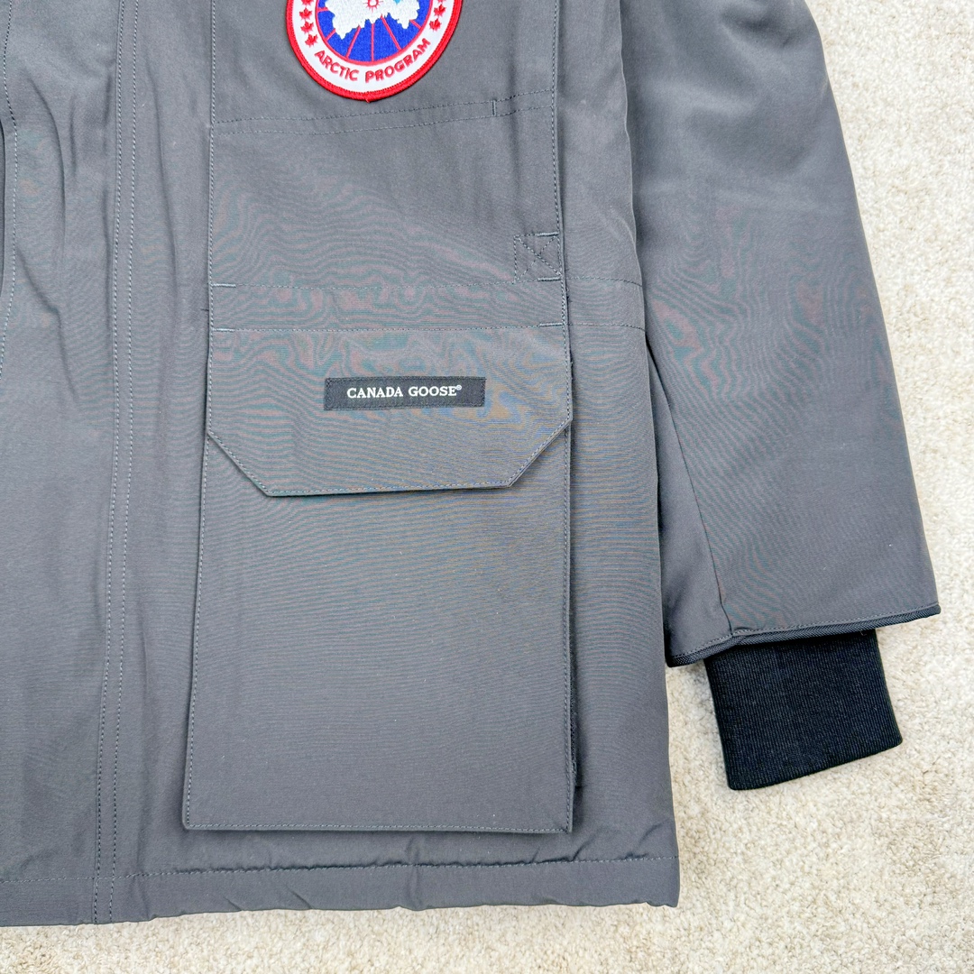 图片[6]-＃CG CANADA GOOSE Expedition 4660M 加拿大鹅08远征款派克大衣羽绒服 行业标杆 国内羽绒服天花板 全新改版 升级大量细节 完美还原ZP 大到面料毛领羽绒 小到一针一线一个纽扣都是肉眼可见的细节 市面最接近ZP版本 欢迎客户对比 同行指导 1.今年羽绒依然采用国标80白鸭绒 填充450g（机器格充 电脑设定数值 每件充绒误差不超过10g）不混绒 随意拆开送检！ 2.独家定制18支面料 ZP一致 采用“Arctic Tech”面料技术外层面料是84.5%的聚酯纤维15.5%棉 里料为100%棉纶 垫料为100%聚酯纤维 持久防水防风抗寒保暖 3.里布采用40D Nylon AC油性胶 单染5级牢度 领口绒布采用原厂高密度丝光绒 口袋布使用弹性高密度摇粒绒 柔软亲肤 胆布采用330T全涤防绒7号针杜绝跑绒 如有跑绒直接白送 4.日本进口JUKI（重机）大型缝纫机专业打枣锁边 完全遵循正品整件衣服106个枣 全身加固 每个枣长度遵循正品 固定1-1.1cm 密度和长度均与正品相同 5.吉田YKK原厂拉链 Y形双勾魔术贴 袖口采用定制加厚无缝螺纹 今年袖口螺纹添加高弹氨纶金丝 增加弹性和强度 大到面料 胆布 小到纽扣 抽绳 全部原版定制开发 对标正品 6.进口田岛刺绣机机定制万针刺绣胸标 图案饱满立体 无限接近正品 7.毛领为加拿大进口西郊狼皮制作 春季购入万条顶级毛领 毛领宽度14cm 长度55cm 今年冬天整季毛领品质都会稳定如一 杜绝中后期毛领品质参差不齐情况 8.包装采用立体手提袋包装 卡片一应俱全 送人 自留更有排面 9.所有细节均参照22年最新版正品1：1打板复刻 区别市面错版 “一眼假” 尺码：XS S M L XL XXL-选品中心