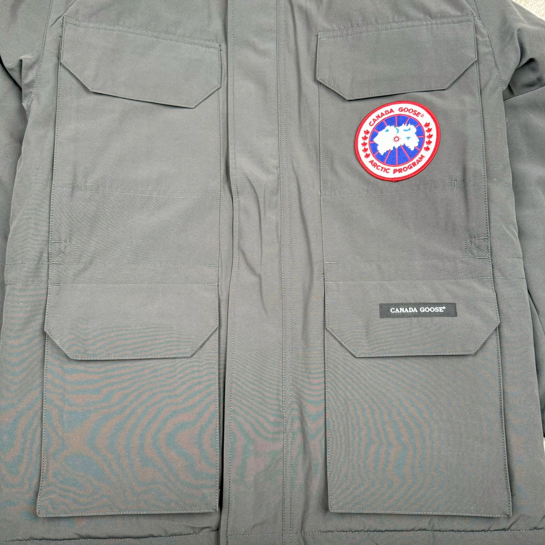 图片[7]-＃CG CANADA GOOSE Expedition 4660M 加拿大鹅08远征款派克大衣羽绒服 行业标杆 国内羽绒服天花板 全新改版 升级大量细节 完美还原ZP 大到面料毛领羽绒 小到一针一线一个纽扣都是肉眼可见的细节 市面最接近ZP版本 欢迎客户对比 同行指导 1.今年羽绒依然采用国标80白鸭绒 填充450g（机器格充 电脑设定数值 每件充绒误差不超过10g）不混绒 随意拆开送检！ 2.独家定制18支面料 ZP一致 采用“Arctic Tech”面料技术外层面料是84.5%的聚酯纤维15.5%棉 里料为100%棉纶 垫料为100%聚酯纤维 持久防水防风抗寒保暖 3.里布采用40D Nylon AC油性胶 单染5级牢度 领口绒布采用原厂高密度丝光绒 口袋布使用弹性高密度摇粒绒 柔软亲肤 胆布采用330T全涤防绒7号针杜绝跑绒 如有跑绒直接白送 4.日本进口JUKI（重机）大型缝纫机专业打枣锁边 完全遵循正品整件衣服106个枣 全身加固 每个枣长度遵循正品 固定1-1.1cm 密度和长度均与正品相同 5.吉田YKK原厂拉链 Y形双勾魔术贴 袖口采用定制加厚无缝螺纹 今年袖口螺纹添加高弹氨纶金丝 增加弹性和强度 大到面料 胆布 小到纽扣 抽绳 全部原版定制开发 对标正品 6.进口田岛刺绣机机定制万针刺绣胸标 图案饱满立体 无限接近正品 7.毛领为加拿大进口西郊狼皮制作 春季购入万条顶级毛领 毛领宽度14cm 长度55cm 今年冬天整季毛领品质都会稳定如一 杜绝中后期毛领品质参差不齐情况 8.包装采用立体手提袋包装 卡片一应俱全 送人 自留更有排面 9.所有细节均参照22年最新版正品1：1打板复刻 区别市面错版 “一眼假” 尺码：XS S M L XL XXL-选品中心