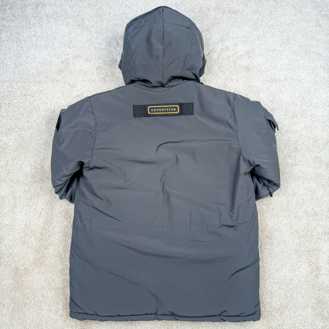 图片[2]-＃CG CANADA GOOSE Expedition 4660M 加拿大鹅08远征款派克大衣羽绒服 行业标杆 国内羽绒服天花板 全新改版 升级大量细节 完美还原ZP 大到面料毛领羽绒 小到一针一线一个纽扣都是肉眼可见的细节 市面最接近ZP版本 欢迎客户对比 同行指导 1.今年羽绒依然采用国标80白鸭绒 填充450g（机器格充 电脑设定数值 每件充绒误差不超过10g）不混绒 随意拆开送检！ 2.独家定制18支面料 ZP一致 采用“Arctic Tech”面料技术外层面料是84.5%的聚酯纤维15.5%棉 里料为100%棉纶 垫料为100%聚酯纤维 持久防水防风抗寒保暖 3.里布采用40D Nylon AC油性胶 单染5级牢度 领口绒布采用原厂高密度丝光绒 口袋布使用弹性高密度摇粒绒 柔软亲肤 胆布采用330T全涤防绒7号针杜绝跑绒 如有跑绒直接白送 4.日本进口JUKI（重机）大型缝纫机专业打枣锁边 完全遵循正品整件衣服106个枣 全身加固 每个枣长度遵循正品 固定1-1.1cm 密度和长度均与正品相同 5.吉田YKK原厂拉链 Y形双勾魔术贴 袖口采用定制加厚无缝螺纹 今年袖口螺纹添加高弹氨纶金丝 增加弹性和强度 大到面料 胆布 小到纽扣 抽绳 全部原版定制开发 对标正品 6.进口田岛刺绣机机定制万针刺绣胸标 图案饱满立体 无限接近正品 7.毛领为加拿大进口西郊狼皮制作 春季购入万条顶级毛领 毛领宽度14cm 长度55cm 今年冬天整季毛领品质都会稳定如一 杜绝中后期毛领品质参差不齐情况 8.包装采用立体手提袋包装 卡片一应俱全 送人 自留更有排面 9.所有细节均参照22年最新版正品1：1打板复刻 区别市面错版 “一眼假” 尺码：XS S M L XL XXL-选品中心