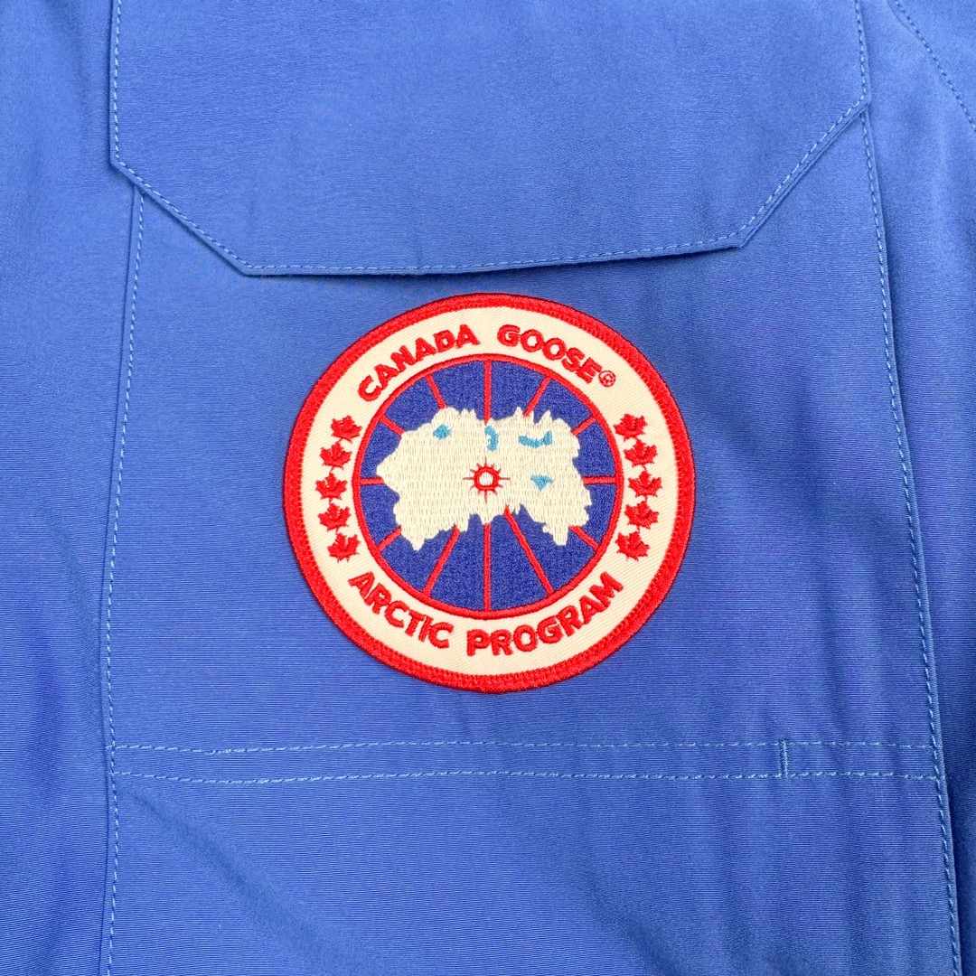 图片[13]-＃CG CANADA GOOSE Expedition 4660M 加拿大鹅08远征款派克大衣羽绒服 行业标杆 国内羽绒服天花板 全新改版 升级大量细节 完美还原ZP 大到面料毛领羽绒 小到一针一线一个纽扣都是肉眼可见的细节 市面最接近ZP版本 欢迎客户对比 同行指导 1.今年羽绒依然采用国标80白鸭绒 填充450g（机器格充 电脑设定数值 每件充绒误差不超过10g）不混绒 随意拆开送检！ 2.独家定制18支面料 ZP一致 采用“Arctic Tech”面料技术外层面料是84.5%的聚酯纤维15.5%棉 里料为100%棉纶 垫料为100%聚酯纤维 持久防水防风抗寒保暖 3.里布采用40D Nylon AC油性胶 单染5级牢度 领口绒布采用原厂高密度丝光绒 口袋布使用弹性高密度摇粒绒 柔软亲肤 胆布采用330T全涤防绒7号针杜绝跑绒 如有跑绒直接白送 4.日本进口JUKI（重机）大型缝纫机专业打枣锁边 完全遵循正品整件衣服106个枣 全身加固 每个枣长度遵循正品 固定1-1.1cm 密度和长度均与正品相同 5.吉田YKK原厂拉链 Y形双勾魔术贴 袖口采用定制加厚无缝螺纹 今年袖口螺纹添加高弹氨纶金丝 增加弹性和强度 大到面料 胆布 小到纽扣 抽绳 全部原版定制开发 对标正品 6.进口田岛刺绣机机定制万针刺绣胸标 图案饱满立体 无限接近正品 7.毛领为加拿大进口西郊狼皮制作 春季购入万条顶级毛领 毛领宽度14cm 长度55cm 今年冬天整季毛领品质都会稳定如一 杜绝中后期毛领品质参差不齐情况 8.包装采用立体手提袋包装 卡片一应俱全 送人 自留更有排面 9.所有细节均参照22年最新版正品1：1打板复刻 区别市面错版 “一眼假” 尺码：XS S M L XL XXL-选品中心