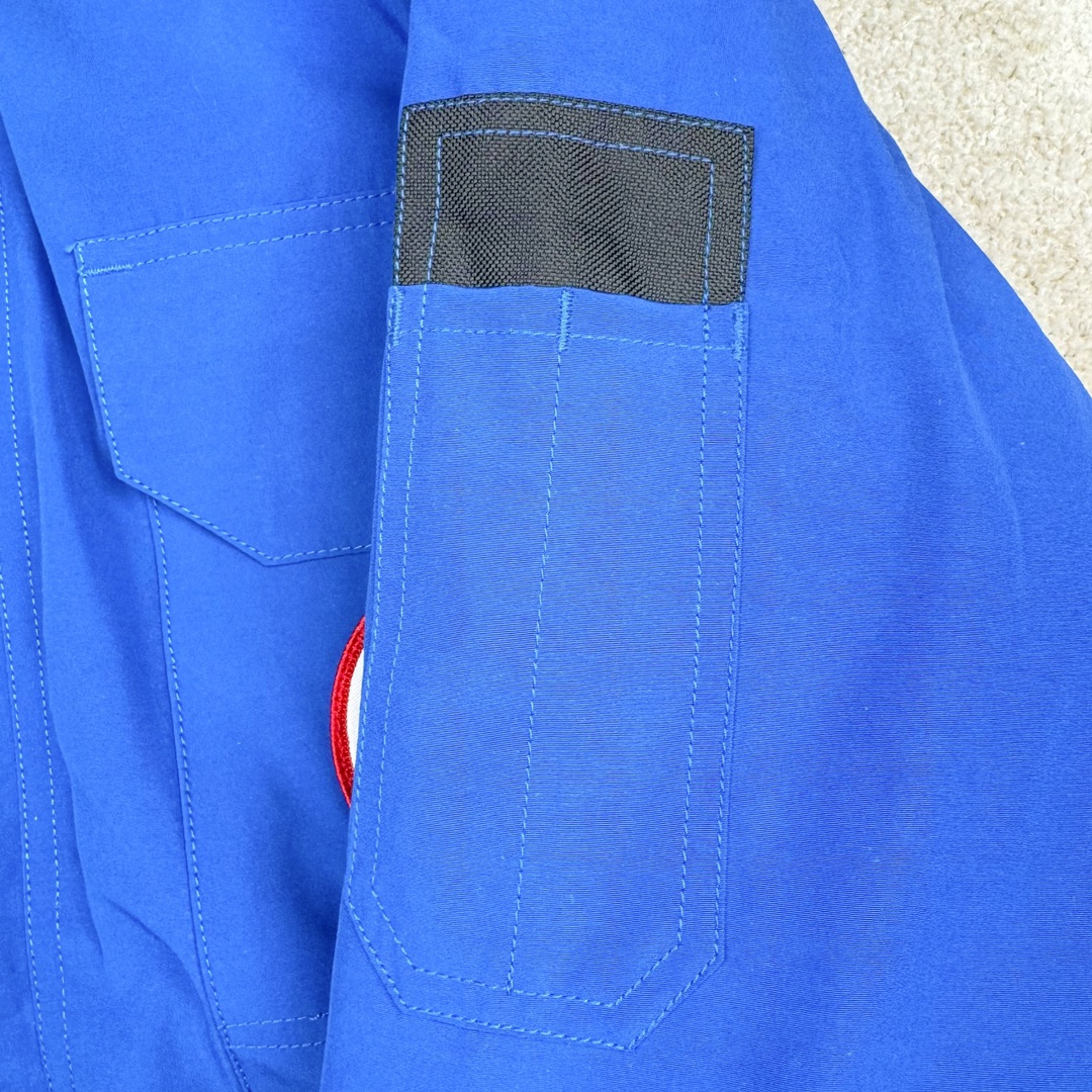 图片[9]-＃CG CANADA GOOSE Expedition 4660M 加拿大鹅08远征款派克大衣羽绒服 行业标杆 国内羽绒服天花板 全新改版 升级大量细节 完美还原ZP 大到面料毛领羽绒 小到一针一线一个纽扣都是肉眼可见的细节 市面最接近ZP版本 欢迎客户对比 同行指导 1.今年羽绒依然采用国标80白鸭绒 填充450g（机器格充 电脑设定数值 每件充绒误差不超过10g）不混绒 随意拆开送检！ 2.独家定制18支面料 ZP一致 采用“Arctic Tech”面料技术外层面料是84.5%的聚酯纤维15.5%棉 里料为100%棉纶 垫料为100%聚酯纤维 持久防水防风抗寒保暖 3.里布采用40D Nylon AC油性胶 单染5级牢度 领口绒布采用原厂高密度丝光绒 口袋布使用弹性高密度摇粒绒 柔软亲肤 胆布采用330T全涤防绒7号针杜绝跑绒 如有跑绒直接白送 4.日本进口JUKI（重机）大型缝纫机专业打枣锁边 完全遵循正品整件衣服106个枣 全身加固 每个枣长度遵循正品 固定1-1.1cm 密度和长度均与正品相同 5.吉田YKK原厂拉链 Y形双勾魔术贴 袖口采用定制加厚无缝螺纹 今年袖口螺纹添加高弹氨纶金丝 增加弹性和强度 大到面料 胆布 小到纽扣 抽绳 全部原版定制开发 对标正品 6.进口田岛刺绣机机定制万针刺绣胸标 图案饱满立体 无限接近正品 7.毛领为加拿大进口西郊狼皮制作 春季购入万条顶级毛领 毛领宽度14cm 长度55cm 今年冬天整季毛领品质都会稳定如一 杜绝中后期毛领品质参差不齐情况 8.包装采用立体手提袋包装 卡片一应俱全 送人 自留更有排面 9.所有细节均参照22年最新版正品1：1打板复刻 区别市面错版 “一眼假” 尺码：XS S M L XL XXL-选品中心