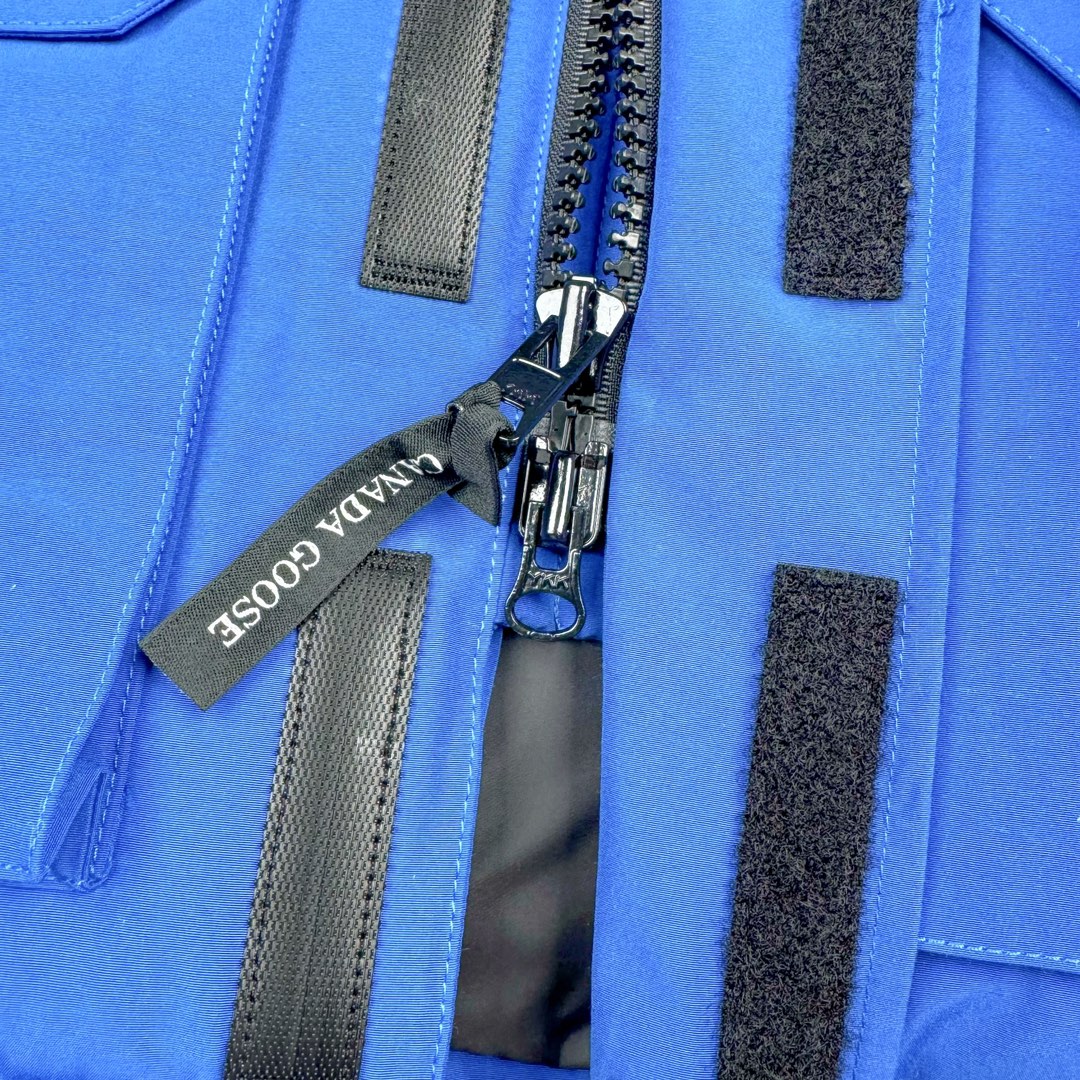 图片[11]-＃CG CANADA GOOSE Expedition 4660M 加拿大鹅08远征款派克大衣羽绒服 行业标杆 国内羽绒服天花板 全新改版 升级大量细节 完美还原ZP 大到面料毛领羽绒 小到一针一线一个纽扣都是肉眼可见的细节 市面最接近ZP版本 欢迎客户对比 同行指导 1.今年羽绒依然采用国标80白鸭绒 填充450g（机器格充 电脑设定数值 每件充绒误差不超过10g）不混绒 随意拆开送检！ 2.独家定制18支面料 ZP一致 采用“Arctic Tech”面料技术外层面料是84.5%的聚酯纤维15.5%棉 里料为100%棉纶 垫料为100%聚酯纤维 持久防水防风抗寒保暖 3.里布采用40D Nylon AC油性胶 单染5级牢度 领口绒布采用原厂高密度丝光绒 口袋布使用弹性高密度摇粒绒 柔软亲肤 胆布采用330T全涤防绒7号针杜绝跑绒 如有跑绒直接白送 4.日本进口JUKI（重机）大型缝纫机专业打枣锁边 完全遵循正品整件衣服106个枣 全身加固 每个枣长度遵循正品 固定1-1.1cm 密度和长度均与正品相同 5.吉田YKK原厂拉链 Y形双勾魔术贴 袖口采用定制加厚无缝螺纹 今年袖口螺纹添加高弹氨纶金丝 增加弹性和强度 大到面料 胆布 小到纽扣 抽绳 全部原版定制开发 对标正品 6.进口田岛刺绣机机定制万针刺绣胸标 图案饱满立体 无限接近正品 7.毛领为加拿大进口西郊狼皮制作 春季购入万条顶级毛领 毛领宽度14cm 长度55cm 今年冬天整季毛领品质都会稳定如一 杜绝中后期毛领品质参差不齐情况 8.包装采用立体手提袋包装 卡片一应俱全 送人 自留更有排面 9.所有细节均参照22年最新版正品1：1打板复刻 区别市面错版 “一眼假” 尺码：XS S M L XL XXL-选品中心