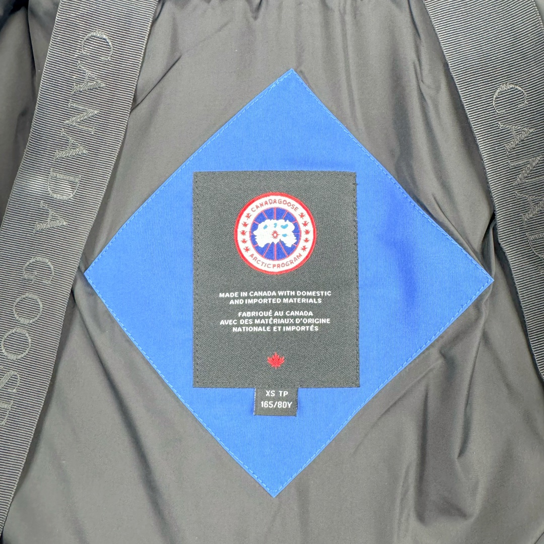 图片[18]-＃CG CANADA GOOSE Expedition 4660M 加拿大鹅08远征款派克大衣羽绒服 行业标杆 国内羽绒服天花板 全新改版 升级大量细节 完美还原ZP 大到面料毛领羽绒 小到一针一线一个纽扣都是肉眼可见的细节 市面最接近ZP版本 欢迎客户对比 同行指导 1.今年羽绒依然采用国标80白鸭绒 填充450g（机器格充 电脑设定数值 每件充绒误差不超过10g）不混绒 随意拆开送检！ 2.独家定制18支面料 ZP一致 采用“Arctic Tech”面料技术外层面料是84.5%的聚酯纤维15.5%棉 里料为100%棉纶 垫料为100%聚酯纤维 持久防水防风抗寒保暖 3.里布采用40D Nylon AC油性胶 单染5级牢度 领口绒布采用原厂高密度丝光绒 口袋布使用弹性高密度摇粒绒 柔软亲肤 胆布采用330T全涤防绒7号针杜绝跑绒 如有跑绒直接白送 4.日本进口JUKI（重机）大型缝纫机专业打枣锁边 完全遵循正品整件衣服106个枣 全身加固 每个枣长度遵循正品 固定1-1.1cm 密度和长度均与正品相同 5.吉田YKK原厂拉链 Y形双勾魔术贴 袖口采用定制加厚无缝螺纹 今年袖口螺纹添加高弹氨纶金丝 增加弹性和强度 大到面料 胆布 小到纽扣 抽绳 全部原版定制开发 对标正品 6.进口田岛刺绣机机定制万针刺绣胸标 图案饱满立体 无限接近正品 7.毛领为加拿大进口西郊狼皮制作 春季购入万条顶级毛领 毛领宽度14cm 长度55cm 今年冬天整季毛领品质都会稳定如一 杜绝中后期毛领品质参差不齐情况 8.包装采用立体手提袋包装 卡片一应俱全 送人 自留更有排面 9.所有细节均参照22年最新版正品1：1打板复刻 区别市面错版 “一眼假” 尺码：XS S M L XL XXL-选品中心