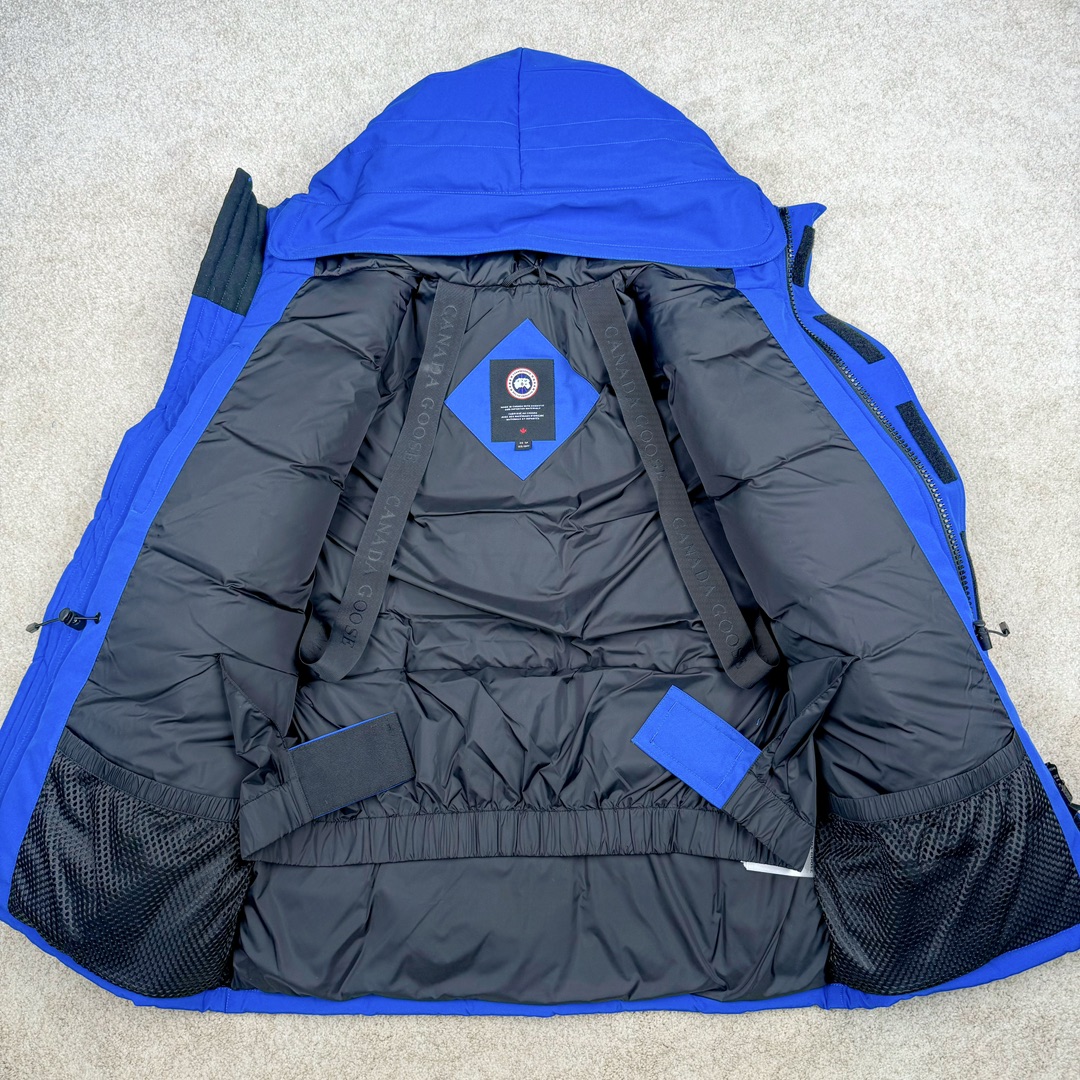 图片[3]-＃CG CANADA GOOSE Expedition 4660M 加拿大鹅08远征款派克大衣羽绒服 行业标杆 国内羽绒服天花板 全新改版 升级大量细节 完美还原ZP 大到面料毛领羽绒 小到一针一线一个纽扣都是肉眼可见的细节 市面最接近ZP版本 欢迎客户对比 同行指导 1.今年羽绒依然采用国标80白鸭绒 填充450g（机器格充 电脑设定数值 每件充绒误差不超过10g）不混绒 随意拆开送检！ 2.独家定制18支面料 ZP一致 采用“Arctic Tech”面料技术外层面料是84.5%的聚酯纤维15.5%棉 里料为100%棉纶 垫料为100%聚酯纤维 持久防水防风抗寒保暖 3.里布采用40D Nylon AC油性胶 单染5级牢度 领口绒布采用原厂高密度丝光绒 口袋布使用弹性高密度摇粒绒 柔软亲肤 胆布采用330T全涤防绒7号针杜绝跑绒 如有跑绒直接白送 4.日本进口JUKI（重机）大型缝纫机专业打枣锁边 完全遵循正品整件衣服106个枣 全身加固 每个枣长度遵循正品 固定1-1.1cm 密度和长度均与正品相同 5.吉田YKK原厂拉链 Y形双勾魔术贴 袖口采用定制加厚无缝螺纹 今年袖口螺纹添加高弹氨纶金丝 增加弹性和强度 大到面料 胆布 小到纽扣 抽绳 全部原版定制开发 对标正品 6.进口田岛刺绣机机定制万针刺绣胸标 图案饱满立体 无限接近正品 7.毛领为加拿大进口西郊狼皮制作 春季购入万条顶级毛领 毛领宽度14cm 长度55cm 今年冬天整季毛领品质都会稳定如一 杜绝中后期毛领品质参差不齐情况 8.包装采用立体手提袋包装 卡片一应俱全 送人 自留更有排面 9.所有细节均参照22年最新版正品1：1打板复刻 区别市面错版 “一眼假” 尺码：XS S M L XL XXL-选品中心