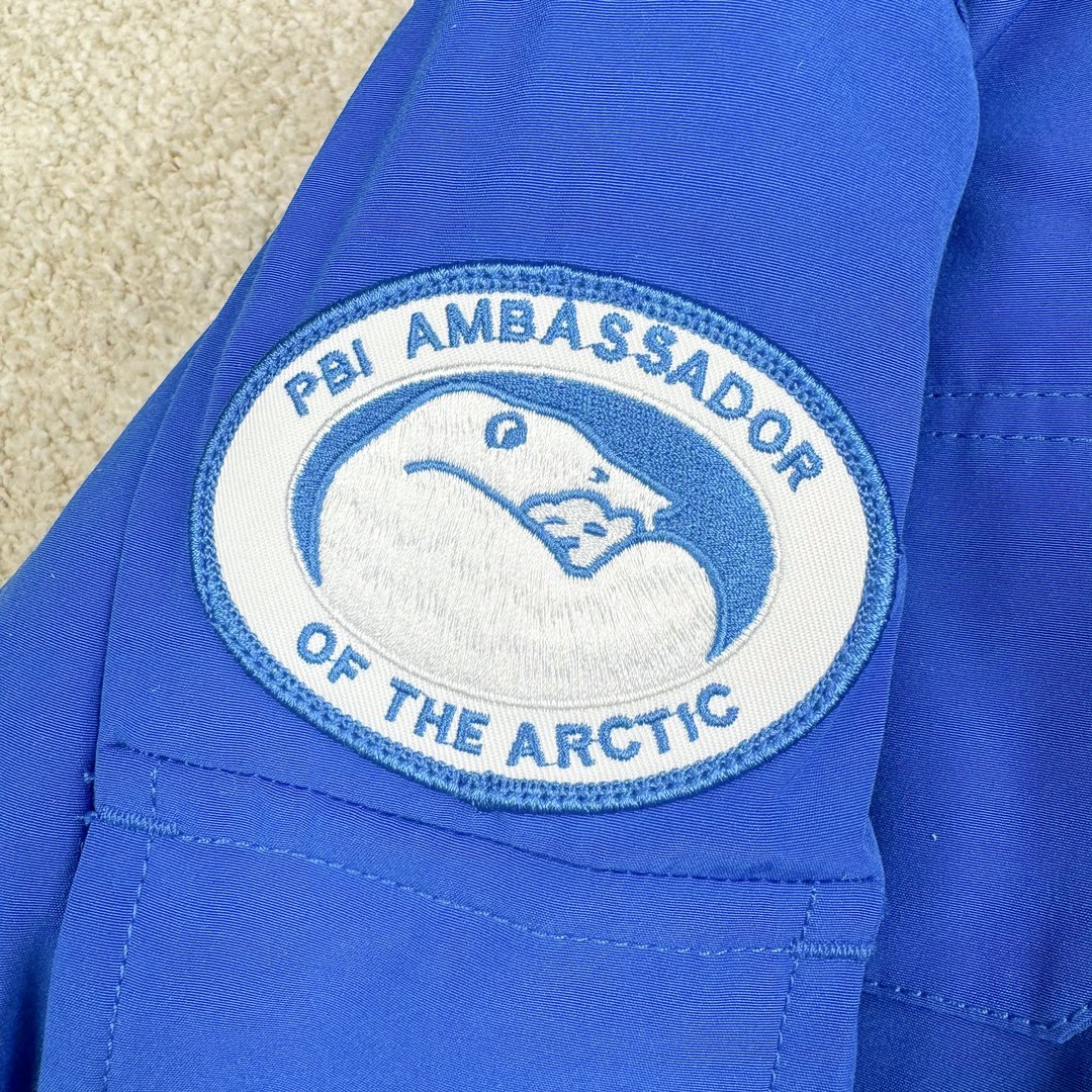 图片[10]-＃CG CANADA GOOSE Expedition 4660M 加拿大鹅08远征款派克大衣羽绒服 行业标杆 国内羽绒服天花板 全新改版 升级大量细节 完美还原ZP 大到面料毛领羽绒 小到一针一线一个纽扣都是肉眼可见的细节 市面最接近ZP版本 欢迎客户对比 同行指导 1.今年羽绒依然采用国标80白鸭绒 填充450g（机器格充 电脑设定数值 每件充绒误差不超过10g）不混绒 随意拆开送检！ 2.独家定制18支面料 ZP一致 采用“Arctic Tech”面料技术外层面料是84.5%的聚酯纤维15.5%棉 里料为100%棉纶 垫料为100%聚酯纤维 持久防水防风抗寒保暖 3.里布采用40D Nylon AC油性胶 单染5级牢度 领口绒布采用原厂高密度丝光绒 口袋布使用弹性高密度摇粒绒 柔软亲肤 胆布采用330T全涤防绒7号针杜绝跑绒 如有跑绒直接白送 4.日本进口JUKI（重机）大型缝纫机专业打枣锁边 完全遵循正品整件衣服106个枣 全身加固 每个枣长度遵循正品 固定1-1.1cm 密度和长度均与正品相同 5.吉田YKK原厂拉链 Y形双勾魔术贴 袖口采用定制加厚无缝螺纹 今年袖口螺纹添加高弹氨纶金丝 增加弹性和强度 大到面料 胆布 小到纽扣 抽绳 全部原版定制开发 对标正品 6.进口田岛刺绣机机定制万针刺绣胸标 图案饱满立体 无限接近正品 7.毛领为加拿大进口西郊狼皮制作 春季购入万条顶级毛领 毛领宽度14cm 长度55cm 今年冬天整季毛领品质都会稳定如一 杜绝中后期毛领品质参差不齐情况 8.包装采用立体手提袋包装 卡片一应俱全 送人 自留更有排面 9.所有细节均参照22年最新版正品1：1打板复刻 区别市面错版 “一眼假” 尺码：XS S M L XL XXL-选品中心