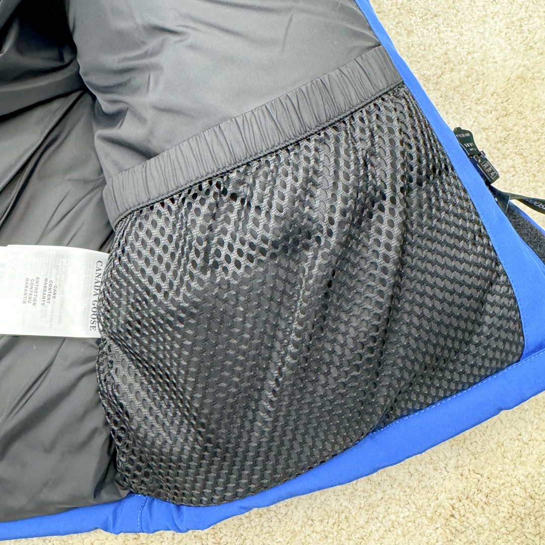 图片[17]-＃CG CANADA GOOSE Expedition 4660M 加拿大鹅08远征款派克大衣羽绒服 行业标杆 国内羽绒服天花板 全新改版 升级大量细节 完美还原ZP 大到面料毛领羽绒 小到一针一线一个纽扣都是肉眼可见的细节 市面最接近ZP版本 欢迎客户对比 同行指导 1.今年羽绒依然采用国标80白鸭绒 填充450g（机器格充 电脑设定数值 每件充绒误差不超过10g）不混绒 随意拆开送检！ 2.独家定制18支面料 ZP一致 采用“Arctic Tech”面料技术外层面料是84.5%的聚酯纤维15.5%棉 里料为100%棉纶 垫料为100%聚酯纤维 持久防水防风抗寒保暖 3.里布采用40D Nylon AC油性胶 单染5级牢度 领口绒布采用原厂高密度丝光绒 口袋布使用弹性高密度摇粒绒 柔软亲肤 胆布采用330T全涤防绒7号针杜绝跑绒 如有跑绒直接白送 4.日本进口JUKI（重机）大型缝纫机专业打枣锁边 完全遵循正品整件衣服106个枣 全身加固 每个枣长度遵循正品 固定1-1.1cm 密度和长度均与正品相同 5.吉田YKK原厂拉链 Y形双勾魔术贴 袖口采用定制加厚无缝螺纹 今年袖口螺纹添加高弹氨纶金丝 增加弹性和强度 大到面料 胆布 小到纽扣 抽绳 全部原版定制开发 对标正品 6.进口田岛刺绣机机定制万针刺绣胸标 图案饱满立体 无限接近正品 7.毛领为加拿大进口西郊狼皮制作 春季购入万条顶级毛领 毛领宽度14cm 长度55cm 今年冬天整季毛领品质都会稳定如一 杜绝中后期毛领品质参差不齐情况 8.包装采用立体手提袋包装 卡片一应俱全 送人 自留更有排面 9.所有细节均参照22年最新版正品1：1打板复刻 区别市面错版 “一眼假” 尺码：XS S M L XL XXL-选品中心