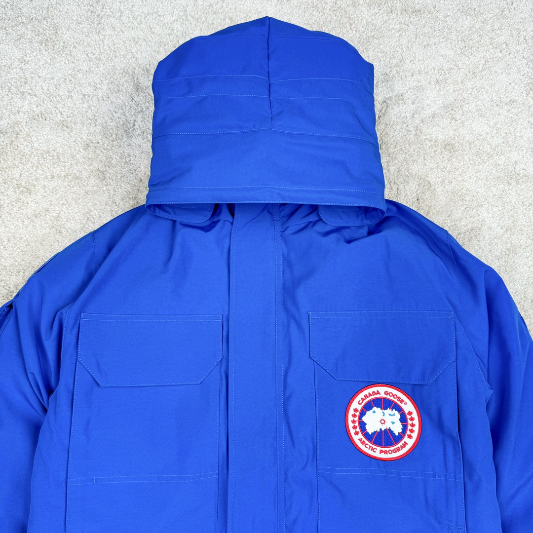 图片[4]-＃CG CANADA GOOSE Expedition 4660M 加拿大鹅08远征款派克大衣羽绒服 行业标杆 国内羽绒服天花板 全新改版 升级大量细节 完美还原ZP 大到面料毛领羽绒 小到一针一线一个纽扣都是肉眼可见的细节 市面最接近ZP版本 欢迎客户对比 同行指导 1.今年羽绒依然采用国标80白鸭绒 填充450g（机器格充 电脑设定数值 每件充绒误差不超过10g）不混绒 随意拆开送检！ 2.独家定制18支面料 ZP一致 采用“Arctic Tech”面料技术外层面料是84.5%的聚酯纤维15.5%棉 里料为100%棉纶 垫料为100%聚酯纤维 持久防水防风抗寒保暖 3.里布采用40D Nylon AC油性胶 单染5级牢度 领口绒布采用原厂高密度丝光绒 口袋布使用弹性高密度摇粒绒 柔软亲肤 胆布采用330T全涤防绒7号针杜绝跑绒 如有跑绒直接白送 4.日本进口JUKI（重机）大型缝纫机专业打枣锁边 完全遵循正品整件衣服106个枣 全身加固 每个枣长度遵循正品 固定1-1.1cm 密度和长度均与正品相同 5.吉田YKK原厂拉链 Y形双勾魔术贴 袖口采用定制加厚无缝螺纹 今年袖口螺纹添加高弹氨纶金丝 增加弹性和强度 大到面料 胆布 小到纽扣 抽绳 全部原版定制开发 对标正品 6.进口田岛刺绣机机定制万针刺绣胸标 图案饱满立体 无限接近正品 7.毛领为加拿大进口西郊狼皮制作 春季购入万条顶级毛领 毛领宽度14cm 长度55cm 今年冬天整季毛领品质都会稳定如一 杜绝中后期毛领品质参差不齐情况 8.包装采用立体手提袋包装 卡片一应俱全 送人 自留更有排面 9.所有细节均参照22年最新版正品1：1打板复刻 区别市面错版 “一眼假” 尺码：XS S M L XL XXL-选品中心