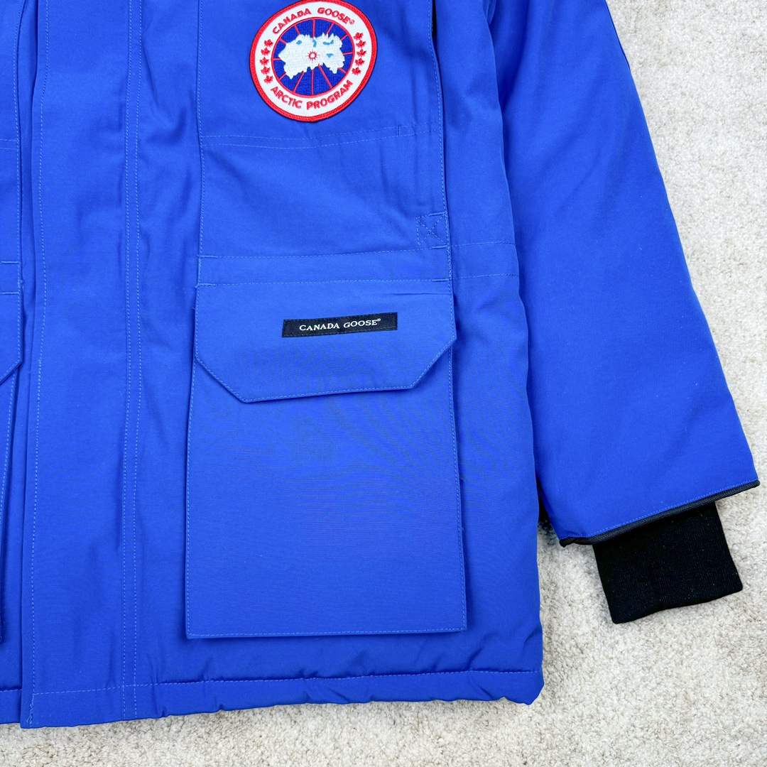 图片[7]-＃CG CANADA GOOSE Expedition 4660M 加拿大鹅08远征款派克大衣羽绒服 行业标杆 国内羽绒服天花板 全新改版 升级大量细节 完美还原ZP 大到面料毛领羽绒 小到一针一线一个纽扣都是肉眼可见的细节 市面最接近ZP版本 欢迎客户对比 同行指导 1.今年羽绒依然采用国标80白鸭绒 填充450g（机器格充 电脑设定数值 每件充绒误差不超过10g）不混绒 随意拆开送检！ 2.独家定制18支面料 ZP一致 采用“Arctic Tech”面料技术外层面料是84.5%的聚酯纤维15.5%棉 里料为100%棉纶 垫料为100%聚酯纤维 持久防水防风抗寒保暖 3.里布采用40D Nylon AC油性胶 单染5级牢度 领口绒布采用原厂高密度丝光绒 口袋布使用弹性高密度摇粒绒 柔软亲肤 胆布采用330T全涤防绒7号针杜绝跑绒 如有跑绒直接白送 4.日本进口JUKI（重机）大型缝纫机专业打枣锁边 完全遵循正品整件衣服106个枣 全身加固 每个枣长度遵循正品 固定1-1.1cm 密度和长度均与正品相同 5.吉田YKK原厂拉链 Y形双勾魔术贴 袖口采用定制加厚无缝螺纹 今年袖口螺纹添加高弹氨纶金丝 增加弹性和强度 大到面料 胆布 小到纽扣 抽绳 全部原版定制开发 对标正品 6.进口田岛刺绣机机定制万针刺绣胸标 图案饱满立体 无限接近正品 7.毛领为加拿大进口西郊狼皮制作 春季购入万条顶级毛领 毛领宽度14cm 长度55cm 今年冬天整季毛领品质都会稳定如一 杜绝中后期毛领品质参差不齐情况 8.包装采用立体手提袋包装 卡片一应俱全 送人 自留更有排面 9.所有细节均参照22年最新版正品1：1打板复刻 区别市面错版 “一眼假” 尺码：XS S M L XL XXL-选品中心