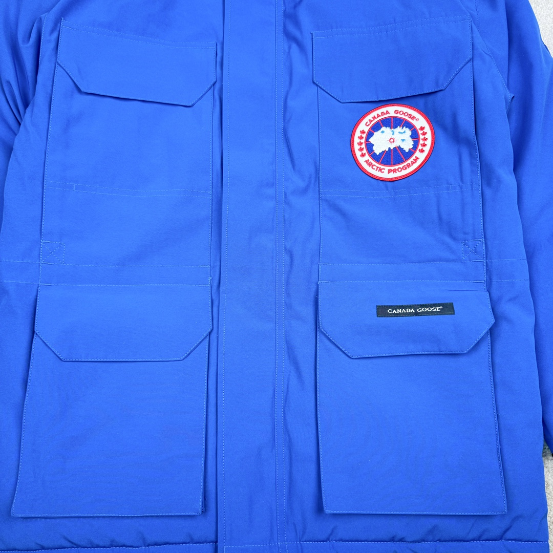 图片[5]-＃CG CANADA GOOSE Expedition 4660M 加拿大鹅08远征款派克大衣羽绒服 行业标杆 国内羽绒服天花板 全新改版 升级大量细节 完美还原ZP 大到面料毛领羽绒 小到一针一线一个纽扣都是肉眼可见的细节 市面最接近ZP版本 欢迎客户对比 同行指导 1.今年羽绒依然采用国标80白鸭绒 填充450g（机器格充 电脑设定数值 每件充绒误差不超过10g）不混绒 随意拆开送检！ 2.独家定制18支面料 ZP一致 采用“Arctic Tech”面料技术外层面料是84.5%的聚酯纤维15.5%棉 里料为100%棉纶 垫料为100%聚酯纤维 持久防水防风抗寒保暖 3.里布采用40D Nylon AC油性胶 单染5级牢度 领口绒布采用原厂高密度丝光绒 口袋布使用弹性高密度摇粒绒 柔软亲肤 胆布采用330T全涤防绒7号针杜绝跑绒 如有跑绒直接白送 4.日本进口JUKI（重机）大型缝纫机专业打枣锁边 完全遵循正品整件衣服106个枣 全身加固 每个枣长度遵循正品 固定1-1.1cm 密度和长度均与正品相同 5.吉田YKK原厂拉链 Y形双勾魔术贴 袖口采用定制加厚无缝螺纹 今年袖口螺纹添加高弹氨纶金丝 增加弹性和强度 大到面料 胆布 小到纽扣 抽绳 全部原版定制开发 对标正品 6.进口田岛刺绣机机定制万针刺绣胸标 图案饱满立体 无限接近正品 7.毛领为加拿大进口西郊狼皮制作 春季购入万条顶级毛领 毛领宽度14cm 长度55cm 今年冬天整季毛领品质都会稳定如一 杜绝中后期毛领品质参差不齐情况 8.包装采用立体手提袋包装 卡片一应俱全 送人 自留更有排面 9.所有细节均参照22年最新版正品1：1打板复刻 区别市面错版 “一眼假” 尺码：XS S M L XL XXL-选品中心