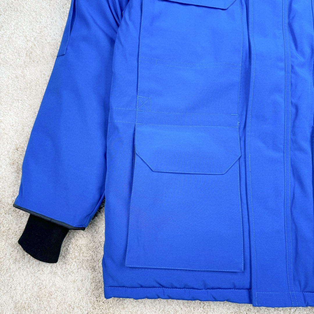 图片[6]-＃CG CANADA GOOSE Expedition 4660M 加拿大鹅08远征款派克大衣羽绒服 行业标杆 国内羽绒服天花板 全新改版 升级大量细节 完美还原ZP 大到面料毛领羽绒 小到一针一线一个纽扣都是肉眼可见的细节 市面最接近ZP版本 欢迎客户对比 同行指导 1.今年羽绒依然采用国标80白鸭绒 填充450g（机器格充 电脑设定数值 每件充绒误差不超过10g）不混绒 随意拆开送检！ 2.独家定制18支面料 ZP一致 采用“Arctic Tech”面料技术外层面料是84.5%的聚酯纤维15.5%棉 里料为100%棉纶 垫料为100%聚酯纤维 持久防水防风抗寒保暖 3.里布采用40D Nylon AC油性胶 单染5级牢度 领口绒布采用原厂高密度丝光绒 口袋布使用弹性高密度摇粒绒 柔软亲肤 胆布采用330T全涤防绒7号针杜绝跑绒 如有跑绒直接白送 4.日本进口JUKI（重机）大型缝纫机专业打枣锁边 完全遵循正品整件衣服106个枣 全身加固 每个枣长度遵循正品 固定1-1.1cm 密度和长度均与正品相同 5.吉田YKK原厂拉链 Y形双勾魔术贴 袖口采用定制加厚无缝螺纹 今年袖口螺纹添加高弹氨纶金丝 增加弹性和强度 大到面料 胆布 小到纽扣 抽绳 全部原版定制开发 对标正品 6.进口田岛刺绣机机定制万针刺绣胸标 图案饱满立体 无限接近正品 7.毛领为加拿大进口西郊狼皮制作 春季购入万条顶级毛领 毛领宽度14cm 长度55cm 今年冬天整季毛领品质都会稳定如一 杜绝中后期毛领品质参差不齐情况 8.包装采用立体手提袋包装 卡片一应俱全 送人 自留更有排面 9.所有细节均参照22年最新版正品1：1打板复刻 区别市面错版 “一眼假” 尺码：XS S M L XL XXL-选品中心
