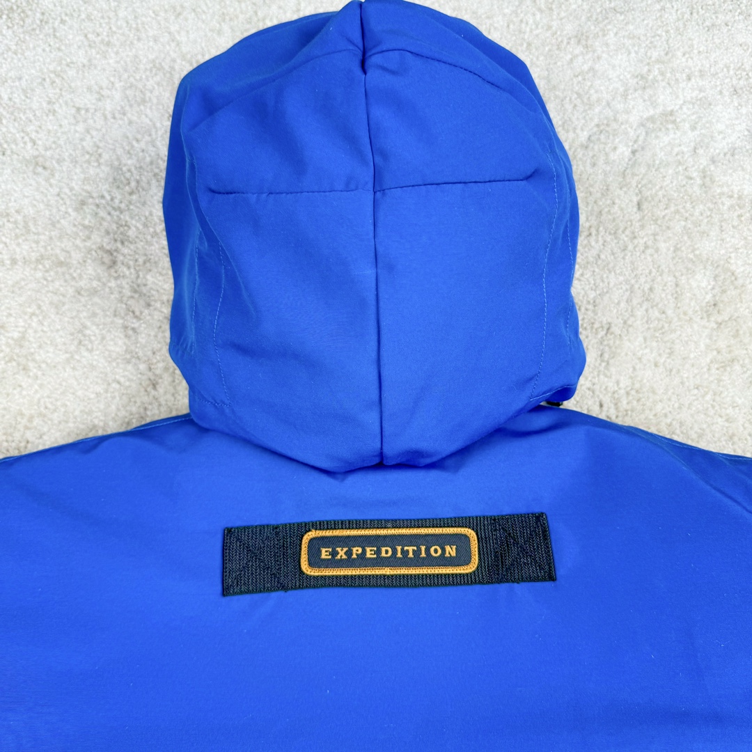 图片[14]-＃CG CANADA GOOSE Expedition 4660M 加拿大鹅08远征款派克大衣羽绒服 行业标杆 国内羽绒服天花板 全新改版 升级大量细节 完美还原ZP 大到面料毛领羽绒 小到一针一线一个纽扣都是肉眼可见的细节 市面最接近ZP版本 欢迎客户对比 同行指导 1.今年羽绒依然采用国标80白鸭绒 填充450g（机器格充 电脑设定数值 每件充绒误差不超过10g）不混绒 随意拆开送检！ 2.独家定制18支面料 ZP一致 采用“Arctic Tech”面料技术外层面料是84.5%的聚酯纤维15.5%棉 里料为100%棉纶 垫料为100%聚酯纤维 持久防水防风抗寒保暖 3.里布采用40D Nylon AC油性胶 单染5级牢度 领口绒布采用原厂高密度丝光绒 口袋布使用弹性高密度摇粒绒 柔软亲肤 胆布采用330T全涤防绒7号针杜绝跑绒 如有跑绒直接白送 4.日本进口JUKI（重机）大型缝纫机专业打枣锁边 完全遵循正品整件衣服106个枣 全身加固 每个枣长度遵循正品 固定1-1.1cm 密度和长度均与正品相同 5.吉田YKK原厂拉链 Y形双勾魔术贴 袖口采用定制加厚无缝螺纹 今年袖口螺纹添加高弹氨纶金丝 增加弹性和强度 大到面料 胆布 小到纽扣 抽绳 全部原版定制开发 对标正品 6.进口田岛刺绣机机定制万针刺绣胸标 图案饱满立体 无限接近正品 7.毛领为加拿大进口西郊狼皮制作 春季购入万条顶级毛领 毛领宽度14cm 长度55cm 今年冬天整季毛领品质都会稳定如一 杜绝中后期毛领品质参差不齐情况 8.包装采用立体手提袋包装 卡片一应俱全 送人 自留更有排面 9.所有细节均参照22年最新版正品1：1打板复刻 区别市面错版 “一眼假” 尺码：XS S M L XL XXL-选品中心