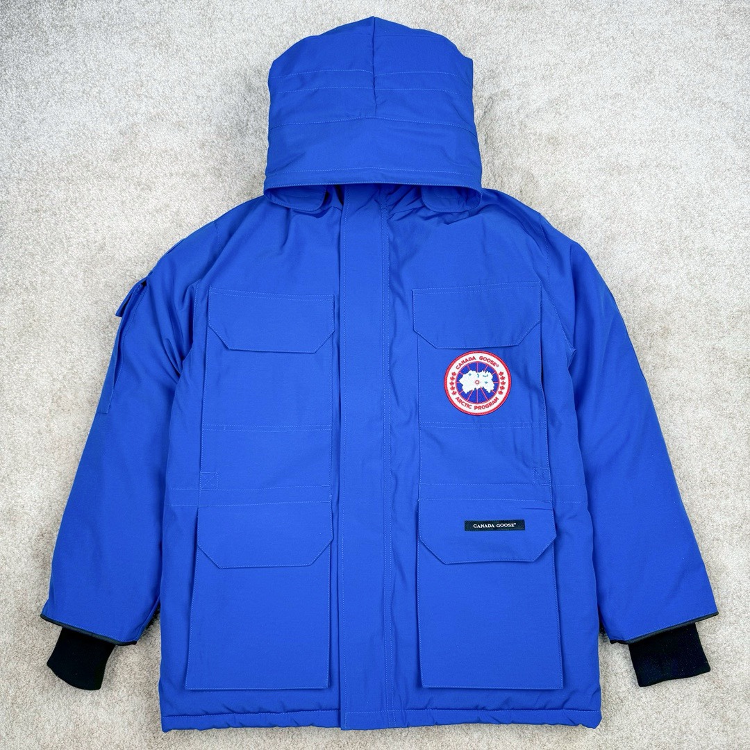 ＃CG CANADA GOOSE Expedition 4660M 加拿大鹅08远征款派克大衣羽绒服 行业标杆 国内羽绒服天花板 全新改版 升级大量细节 完美还原ZP 大到面料毛领羽绒 小到一针一线一个纽扣都是肉眼可见的细节 市面最接近ZP版本 欢迎客户对比 同行指导 1.今年羽绒依然采用国标80白鸭绒 填充450g（机器格充 电脑设定数值 每件充绒误差不超过10g）不混绒 随意拆开送检！ 2.独家定制18支面料 ZP一致 采用“Arctic Tech”面料技术外层面料是84.5%的聚酯纤维15.5%棉 里料为100%棉纶 垫料为100%聚酯纤维 持久防水防风抗寒保暖 3.里布采用40D Nylon AC油性胶 单染5级牢度 领口绒布采用原厂高密度丝光绒 口袋布使用弹性高密度摇粒绒 柔软亲肤 胆布采用330T全涤防绒7号针杜绝跑绒 如有跑绒直接白送 4.日本进口JUKI（重机）大型缝纫机专业打枣锁边 完全遵循正品整件衣服106个枣 全身加固 每个枣长度遵循正品 固定1-1.1cm 密度和长度均与正品相同 5.吉田YKK原厂拉链 Y形双勾魔术贴 袖口采用定制加厚无缝螺纹 今年袖口螺纹添加高弹氨纶金丝 增加弹性和强度 大到面料 胆布 小到纽扣 抽绳 全部原版定制开发 对标正品 6.进口田岛刺绣机机定制万针刺绣胸标 图案饱满立体 无限接近正品 7.毛领为加拿大进口西郊狼皮制作 春季购入万条顶级毛领 毛领宽度14cm 长度55cm 今年冬天整季毛领品质都会稳定如一 杜绝中后期毛领品质参差不齐情况 8.包装采用立体手提袋包装 卡片一应俱全 送人 自留更有排面 9.所有细节均参照22年最新版正品1：1打板复刻 区别市面错版 “一眼假” 尺码：XS S M L XL XXL-选品中心