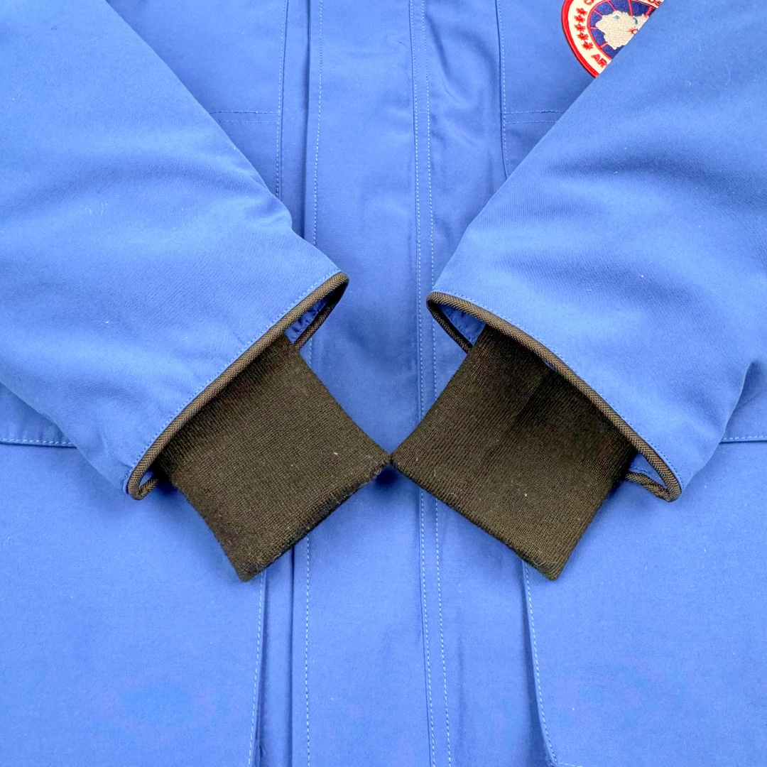 图片[8]-＃CG CANADA GOOSE Expedition 4660M 加拿大鹅08远征款派克大衣羽绒服 行业标杆 国内羽绒服天花板 全新改版 升级大量细节 完美还原ZP 大到面料毛领羽绒 小到一针一线一个纽扣都是肉眼可见的细节 市面最接近ZP版本 欢迎客户对比 同行指导 1.今年羽绒依然采用国标80白鸭绒 填充450g（机器格充 电脑设定数值 每件充绒误差不超过10g）不混绒 随意拆开送检！ 2.独家定制18支面料 ZP一致 采用“Arctic Tech”面料技术外层面料是84.5%的聚酯纤维15.5%棉 里料为100%棉纶 垫料为100%聚酯纤维 持久防水防风抗寒保暖 3.里布采用40D Nylon AC油性胶 单染5级牢度 领口绒布采用原厂高密度丝光绒 口袋布使用弹性高密度摇粒绒 柔软亲肤 胆布采用330T全涤防绒7号针杜绝跑绒 如有跑绒直接白送 4.日本进口JUKI（重机）大型缝纫机专业打枣锁边 完全遵循正品整件衣服106个枣 全身加固 每个枣长度遵循正品 固定1-1.1cm 密度和长度均与正品相同 5.吉田YKK原厂拉链 Y形双勾魔术贴 袖口采用定制加厚无缝螺纹 今年袖口螺纹添加高弹氨纶金丝 增加弹性和强度 大到面料 胆布 小到纽扣 抽绳 全部原版定制开发 对标正品 6.进口田岛刺绣机机定制万针刺绣胸标 图案饱满立体 无限接近正品 7.毛领为加拿大进口西郊狼皮制作 春季购入万条顶级毛领 毛领宽度14cm 长度55cm 今年冬天整季毛领品质都会稳定如一 杜绝中后期毛领品质参差不齐情况 8.包装采用立体手提袋包装 卡片一应俱全 送人 自留更有排面 9.所有细节均参照22年最新版正品1：1打板复刻 区别市面错版 “一眼假” 尺码：XS S M L XL XXL-选品中心