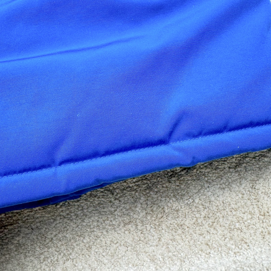 图片[15]-＃CG CANADA GOOSE Expedition 4660M 加拿大鹅08远征款派克大衣羽绒服 行业标杆 国内羽绒服天花板 全新改版 升级大量细节 完美还原ZP 大到面料毛领羽绒 小到一针一线一个纽扣都是肉眼可见的细节 市面最接近ZP版本 欢迎客户对比 同行指导 1.今年羽绒依然采用国标80白鸭绒 填充450g（机器格充 电脑设定数值 每件充绒误差不超过10g）不混绒 随意拆开送检！ 2.独家定制18支面料 ZP一致 采用“Arctic Tech”面料技术外层面料是84.5%的聚酯纤维15.5%棉 里料为100%棉纶 垫料为100%聚酯纤维 持久防水防风抗寒保暖 3.里布采用40D Nylon AC油性胶 单染5级牢度 领口绒布采用原厂高密度丝光绒 口袋布使用弹性高密度摇粒绒 柔软亲肤 胆布采用330T全涤防绒7号针杜绝跑绒 如有跑绒直接白送 4.日本进口JUKI（重机）大型缝纫机专业打枣锁边 完全遵循正品整件衣服106个枣 全身加固 每个枣长度遵循正品 固定1-1.1cm 密度和长度均与正品相同 5.吉田YKK原厂拉链 Y形双勾魔术贴 袖口采用定制加厚无缝螺纹 今年袖口螺纹添加高弹氨纶金丝 增加弹性和强度 大到面料 胆布 小到纽扣 抽绳 全部原版定制开发 对标正品 6.进口田岛刺绣机机定制万针刺绣胸标 图案饱满立体 无限接近正品 7.毛领为加拿大进口西郊狼皮制作 春季购入万条顶级毛领 毛领宽度14cm 长度55cm 今年冬天整季毛领品质都会稳定如一 杜绝中后期毛领品质参差不齐情况 8.包装采用立体手提袋包装 卡片一应俱全 送人 自留更有排面 9.所有细节均参照22年最新版正品1：1打板复刻 区别市面错版 “一眼假” 尺码：XS S M L XL XXL-选品中心