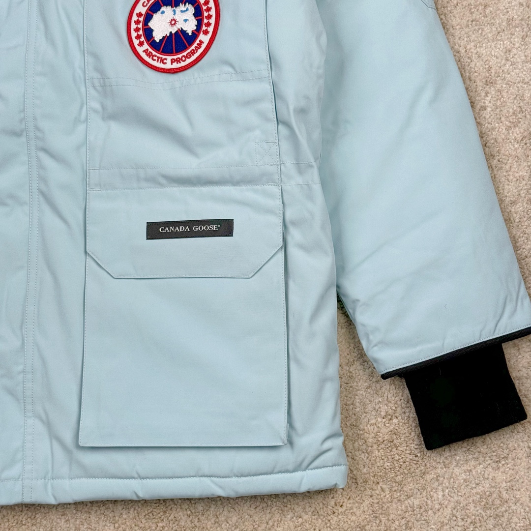 图片[7]-＃纯原 CANADA GOOSE Expedition 4660M加拿大鹅08远征款 派克大衣羽绒服 行业标杆 国内羽绒服天花板 全新改版 升级大量细节 完美还原ZP 大到面料毛领羽绒 小到一针一线一个纽扣都是肉眼可见的细节 市面最接近ZP版本 欢迎客户对比 同行指导 1.今年羽绒依然采用国标80白鸭绒 填充450g（机器格充 电脑设定数值 每件充绒误差不超过10g）不混绒 随意拆开送检 2.独家定制18支面料 ZP一致 采用“Arctic Tech”面料技术外层面料是84.5%的聚酯纤维15.5%棉 里料为100%棉纶 垫料为100%聚酯纤维 持久防水防风抗寒保暖 3.里布采用40D Nylon AC油性胶 单染5级牢度 领口绒布采用原厂高密度丝光绒 口袋布使用弹性高密度摇粒绒 柔软亲肤 胆布采用330T全涤防绒7号针杜绝跑绒 如有跑绒直接白送 4.日本进口JUKI（重机）大型缝纫机专业打枣锁边 完全遵循正品整件衣服106个枣 全身加固 每个枣长度遵循正品 固定1-1.1cm 密度和长度均与正品相同5.吉田YKK原厂拉链 Y形双勾魔术贴 袖口采用定制加厚无缝螺纹 今年袖口螺纹添加高弹氨纶金丝 增加弹性和强度 大到面料 胆布 小到纽扣 抽绳 全部原版定制开发 对标正品 6.进口田岛刺绣机机定制万针刺绣胸标 图案饱满立体 无限接近正品 7.毛领为加拿大进口西郊狼皮制作 春季购入万条顶级毛领 毛领宽度14cm 长度55cm 今年冬天整季毛领品质都会稳定如一 杜绝中后期毛领品质参差不齐情况 8.包装采用立体手提袋包装 卡片一应俱全 送人 自留更有排面 9.所有细节均参照22年最新版正品1：1打板复刻 区别市面错版\\\”一眼假\\\” 尺码：XS S M L XL XXL-选品中心