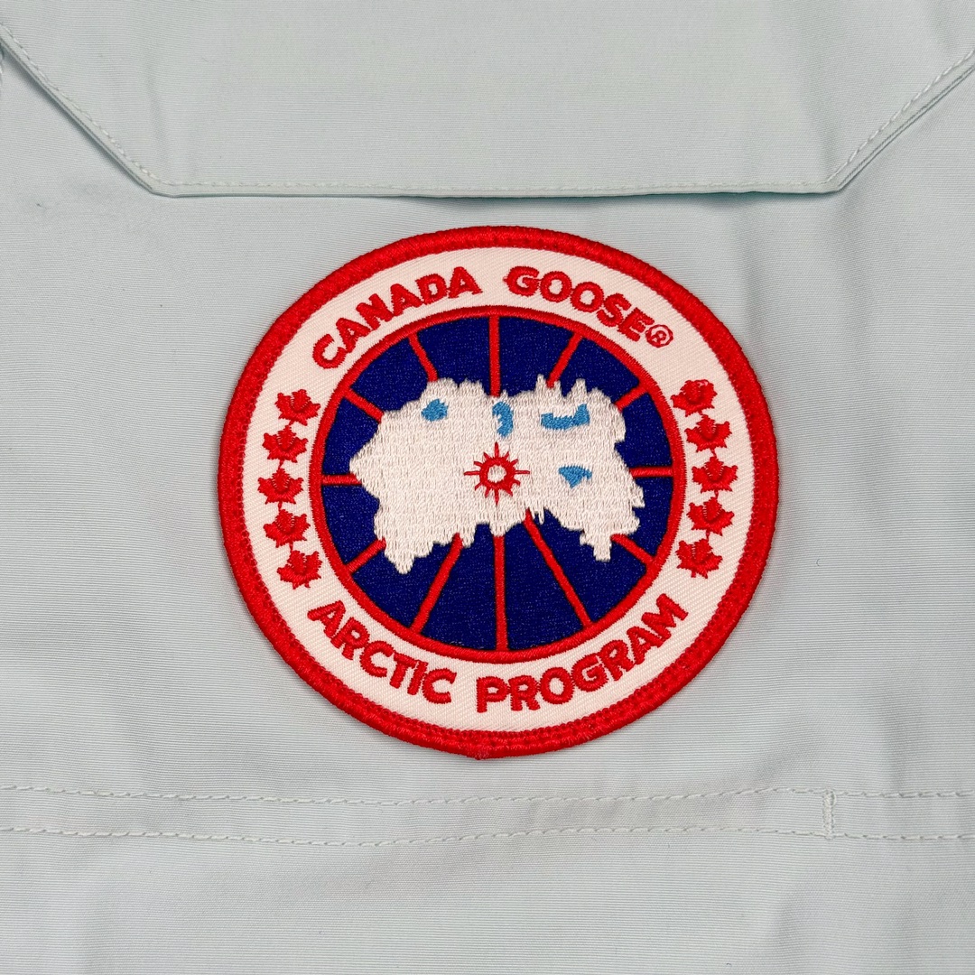 图片[9]-＃纯原 CANADA GOOSE Expedition 4660M加拿大鹅08远征款 派克大衣羽绒服 行业标杆 国内羽绒服天花板 全新改版 升级大量细节 完美还原ZP 大到面料毛领羽绒 小到一针一线一个纽扣都是肉眼可见的细节 市面最接近ZP版本 欢迎客户对比 同行指导 1.今年羽绒依然采用国标80白鸭绒 填充450g（机器格充 电脑设定数值 每件充绒误差不超过10g）不混绒 随意拆开送检 2.独家定制18支面料 ZP一致 采用“Arctic Tech”面料技术外层面料是84.5%的聚酯纤维15.5%棉 里料为100%棉纶 垫料为100%聚酯纤维 持久防水防风抗寒保暖 3.里布采用40D Nylon AC油性胶 单染5级牢度 领口绒布采用原厂高密度丝光绒 口袋布使用弹性高密度摇粒绒 柔软亲肤 胆布采用330T全涤防绒7号针杜绝跑绒 如有跑绒直接白送 4.日本进口JUKI（重机）大型缝纫机专业打枣锁边 完全遵循正品整件衣服106个枣 全身加固 每个枣长度遵循正品 固定1-1.1cm 密度和长度均与正品相同5.吉田YKK原厂拉链 Y形双勾魔术贴 袖口采用定制加厚无缝螺纹 今年袖口螺纹添加高弹氨纶金丝 增加弹性和强度 大到面料 胆布 小到纽扣 抽绳 全部原版定制开发 对标正品 6.进口田岛刺绣机机定制万针刺绣胸标 图案饱满立体 无限接近正品 7.毛领为加拿大进口西郊狼皮制作 春季购入万条顶级毛领 毛领宽度14cm 长度55cm 今年冬天整季毛领品质都会稳定如一 杜绝中后期毛领品质参差不齐情况 8.包装采用立体手提袋包装 卡片一应俱全 送人 自留更有排面 9.所有细节均参照22年最新版正品1：1打板复刻 区别市面错版\\\”一眼假\\\” 尺码：XS S M L XL XXL-选品中心