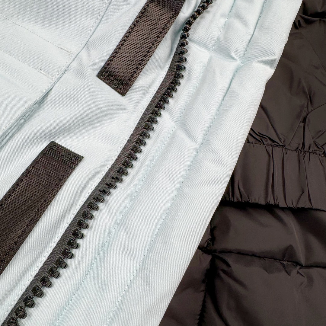 图片[16]-＃纯原 CANADA GOOSE Expedition 4660M加拿大鹅08远征款 派克大衣羽绒服 行业标杆 国内羽绒服天花板 全新改版 升级大量细节 完美还原ZP 大到面料毛领羽绒 小到一针一线一个纽扣都是肉眼可见的细节 市面最接近ZP版本 欢迎客户对比 同行指导 1.今年羽绒依然采用国标80白鸭绒 填充450g（机器格充 电脑设定数值 每件充绒误差不超过10g）不混绒 随意拆开送检 2.独家定制18支面料 ZP一致 采用“Arctic Tech”面料技术外层面料是84.5%的聚酯纤维15.5%棉 里料为100%棉纶 垫料为100%聚酯纤维 持久防水防风抗寒保暖 3.里布采用40D Nylon AC油性胶 单染5级牢度 领口绒布采用原厂高密度丝光绒 口袋布使用弹性高密度摇粒绒 柔软亲肤 胆布采用330T全涤防绒7号针杜绝跑绒 如有跑绒直接白送 4.日本进口JUKI（重机）大型缝纫机专业打枣锁边 完全遵循正品整件衣服106个枣 全身加固 每个枣长度遵循正品 固定1-1.1cm 密度和长度均与正品相同5.吉田YKK原厂拉链 Y形双勾魔术贴 袖口采用定制加厚无缝螺纹 今年袖口螺纹添加高弹氨纶金丝 增加弹性和强度 大到面料 胆布 小到纽扣 抽绳 全部原版定制开发 对标正品 6.进口田岛刺绣机机定制万针刺绣胸标 图案饱满立体 无限接近正品 7.毛领为加拿大进口西郊狼皮制作 春季购入万条顶级毛领 毛领宽度14cm 长度55cm 今年冬天整季毛领品质都会稳定如一 杜绝中后期毛领品质参差不齐情况 8.包装采用立体手提袋包装 卡片一应俱全 送人 自留更有排面 9.所有细节均参照22年最新版正品1：1打板复刻 区别市面错版\\\”一眼假\\\” 尺码：XS S M L XL XXL-选品中心