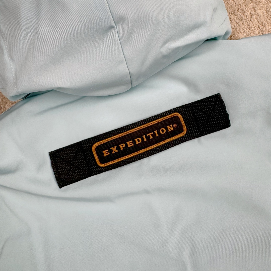 图片[12]-＃纯原 CANADA GOOSE Expedition 4660M加拿大鹅08远征款 派克大衣羽绒服 行业标杆 国内羽绒服天花板 全新改版 升级大量细节 完美还原ZP 大到面料毛领羽绒 小到一针一线一个纽扣都是肉眼可见的细节 市面最接近ZP版本 欢迎客户对比 同行指导 1.今年羽绒依然采用国标80白鸭绒 填充450g（机器格充 电脑设定数值 每件充绒误差不超过10g）不混绒 随意拆开送检 2.独家定制18支面料 ZP一致 采用“Arctic Tech”面料技术外层面料是84.5%的聚酯纤维15.5%棉 里料为100%棉纶 垫料为100%聚酯纤维 持久防水防风抗寒保暖 3.里布采用40D Nylon AC油性胶 单染5级牢度 领口绒布采用原厂高密度丝光绒 口袋布使用弹性高密度摇粒绒 柔软亲肤 胆布采用330T全涤防绒7号针杜绝跑绒 如有跑绒直接白送 4.日本进口JUKI（重机）大型缝纫机专业打枣锁边 完全遵循正品整件衣服106个枣 全身加固 每个枣长度遵循正品 固定1-1.1cm 密度和长度均与正品相同5.吉田YKK原厂拉链 Y形双勾魔术贴 袖口采用定制加厚无缝螺纹 今年袖口螺纹添加高弹氨纶金丝 增加弹性和强度 大到面料 胆布 小到纽扣 抽绳 全部原版定制开发 对标正品 6.进口田岛刺绣机机定制万针刺绣胸标 图案饱满立体 无限接近正品 7.毛领为加拿大进口西郊狼皮制作 春季购入万条顶级毛领 毛领宽度14cm 长度55cm 今年冬天整季毛领品质都会稳定如一 杜绝中后期毛领品质参差不齐情况 8.包装采用立体手提袋包装 卡片一应俱全 送人 自留更有排面 9.所有细节均参照22年最新版正品1：1打板复刻 区别市面错版\\\”一眼假\\\” 尺码：XS S M L XL XXL-选品中心