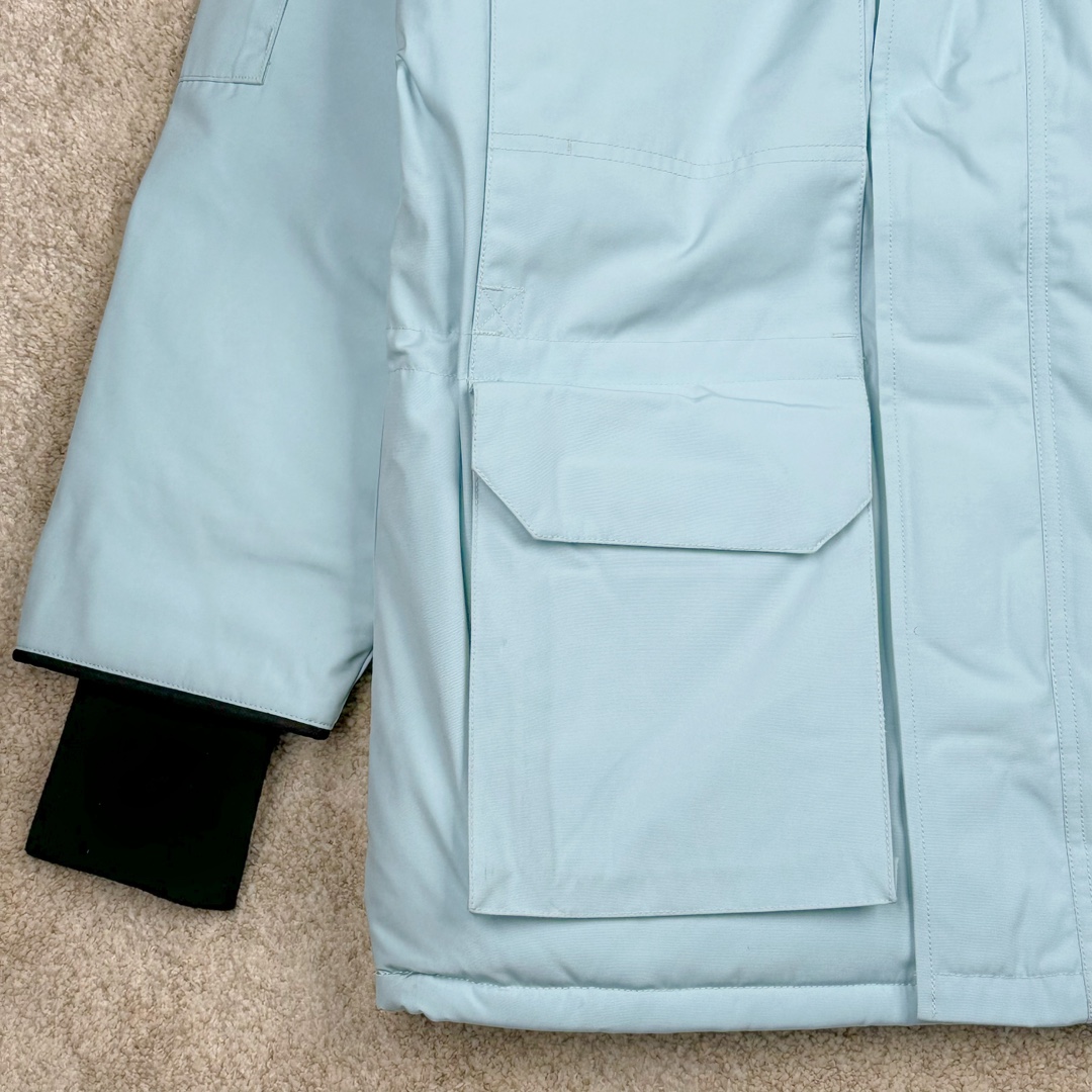 图片[6]-＃纯原 CANADA GOOSE Expedition 4660M加拿大鹅08远征款 派克大衣羽绒服 行业标杆 国内羽绒服天花板 全新改版 升级大量细节 完美还原ZP 大到面料毛领羽绒 小到一针一线一个纽扣都是肉眼可见的细节 市面最接近ZP版本 欢迎客户对比 同行指导 1.今年羽绒依然采用国标80白鸭绒 填充450g（机器格充 电脑设定数值 每件充绒误差不超过10g）不混绒 随意拆开送检 2.独家定制18支面料 ZP一致 采用“Arctic Tech”面料技术外层面料是84.5%的聚酯纤维15.5%棉 里料为100%棉纶 垫料为100%聚酯纤维 持久防水防风抗寒保暖 3.里布采用40D Nylon AC油性胶 单染5级牢度 领口绒布采用原厂高密度丝光绒 口袋布使用弹性高密度摇粒绒 柔软亲肤 胆布采用330T全涤防绒7号针杜绝跑绒 如有跑绒直接白送 4.日本进口JUKI（重机）大型缝纫机专业打枣锁边 完全遵循正品整件衣服106个枣 全身加固 每个枣长度遵循正品 固定1-1.1cm 密度和长度均与正品相同5.吉田YKK原厂拉链 Y形双勾魔术贴 袖口采用定制加厚无缝螺纹 今年袖口螺纹添加高弹氨纶金丝 增加弹性和强度 大到面料 胆布 小到纽扣 抽绳 全部原版定制开发 对标正品 6.进口田岛刺绣机机定制万针刺绣胸标 图案饱满立体 无限接近正品 7.毛领为加拿大进口西郊狼皮制作 春季购入万条顶级毛领 毛领宽度14cm 长度55cm 今年冬天整季毛领品质都会稳定如一 杜绝中后期毛领品质参差不齐情况 8.包装采用立体手提袋包装 卡片一应俱全 送人 自留更有排面 9.所有细节均参照22年最新版正品1：1打板复刻 区别市面错版\\\”一眼假\\\” 尺码：XS S M L XL XXL-选品中心