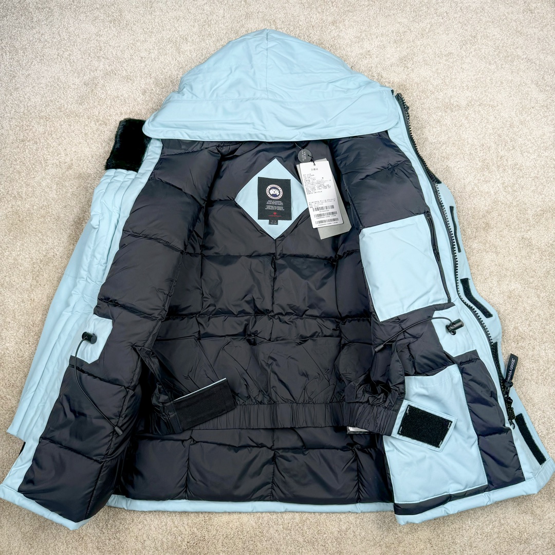 图片[3]-＃纯原 CANADA GOOSE Expedition 4660M加拿大鹅08远征款 派克大衣羽绒服 行业标杆 国内羽绒服天花板 全新改版 升级大量细节 完美还原ZP 大到面料毛领羽绒 小到一针一线一个纽扣都是肉眼可见的细节 市面最接近ZP版本 欢迎客户对比 同行指导 1.今年羽绒依然采用国标80白鸭绒 填充450g（机器格充 电脑设定数值 每件充绒误差不超过10g）不混绒 随意拆开送检 2.独家定制18支面料 ZP一致 采用“Arctic Tech”面料技术外层面料是84.5%的聚酯纤维15.5%棉 里料为100%棉纶 垫料为100%聚酯纤维 持久防水防风抗寒保暖 3.里布采用40D Nylon AC油性胶 单染5级牢度 领口绒布采用原厂高密度丝光绒 口袋布使用弹性高密度摇粒绒 柔软亲肤 胆布采用330T全涤防绒7号针杜绝跑绒 如有跑绒直接白送 4.日本进口JUKI（重机）大型缝纫机专业打枣锁边 完全遵循正品整件衣服106个枣 全身加固 每个枣长度遵循正品 固定1-1.1cm 密度和长度均与正品相同5.吉田YKK原厂拉链 Y形双勾魔术贴 袖口采用定制加厚无缝螺纹 今年袖口螺纹添加高弹氨纶金丝 增加弹性和强度 大到面料 胆布 小到纽扣 抽绳 全部原版定制开发 对标正品 6.进口田岛刺绣机机定制万针刺绣胸标 图案饱满立体 无限接近正品 7.毛领为加拿大进口西郊狼皮制作 春季购入万条顶级毛领 毛领宽度14cm 长度55cm 今年冬天整季毛领品质都会稳定如一 杜绝中后期毛领品质参差不齐情况 8.包装采用立体手提袋包装 卡片一应俱全 送人 自留更有排面 9.所有细节均参照22年最新版正品1：1打板复刻 区别市面错版\\\”一眼假\\\” 尺码：XS S M L XL XXL-选品中心