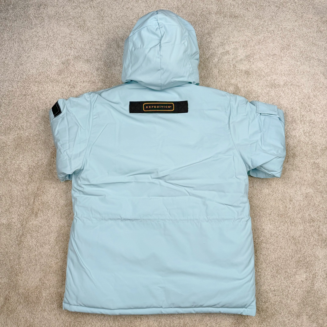 图片[2]-＃纯原 CANADA GOOSE Expedition 4660M加拿大鹅08远征款 派克大衣羽绒服 行业标杆 国内羽绒服天花板 全新改版 升级大量细节 完美还原ZP 大到面料毛领羽绒 小到一针一线一个纽扣都是肉眼可见的细节 市面最接近ZP版本 欢迎客户对比 同行指导 1.今年羽绒依然采用国标80白鸭绒 填充450g（机器格充 电脑设定数值 每件充绒误差不超过10g）不混绒 随意拆开送检 2.独家定制18支面料 ZP一致 采用“Arctic Tech”面料技术外层面料是84.5%的聚酯纤维15.5%棉 里料为100%棉纶 垫料为100%聚酯纤维 持久防水防风抗寒保暖 3.里布采用40D Nylon AC油性胶 单染5级牢度 领口绒布采用原厂高密度丝光绒 口袋布使用弹性高密度摇粒绒 柔软亲肤 胆布采用330T全涤防绒7号针杜绝跑绒 如有跑绒直接白送 4.日本进口JUKI（重机）大型缝纫机专业打枣锁边 完全遵循正品整件衣服106个枣 全身加固 每个枣长度遵循正品 固定1-1.1cm 密度和长度均与正品相同5.吉田YKK原厂拉链 Y形双勾魔术贴 袖口采用定制加厚无缝螺纹 今年袖口螺纹添加高弹氨纶金丝 增加弹性和强度 大到面料 胆布 小到纽扣 抽绳 全部原版定制开发 对标正品 6.进口田岛刺绣机机定制万针刺绣胸标 图案饱满立体 无限接近正品 7.毛领为加拿大进口西郊狼皮制作 春季购入万条顶级毛领 毛领宽度14cm 长度55cm 今年冬天整季毛领品质都会稳定如一 杜绝中后期毛领品质参差不齐情况 8.包装采用立体手提袋包装 卡片一应俱全 送人 自留更有排面 9.所有细节均参照22年最新版正品1：1打板复刻 区别市面错版\\\”一眼假\\\” 尺码：XS S M L XL XXL-选品中心