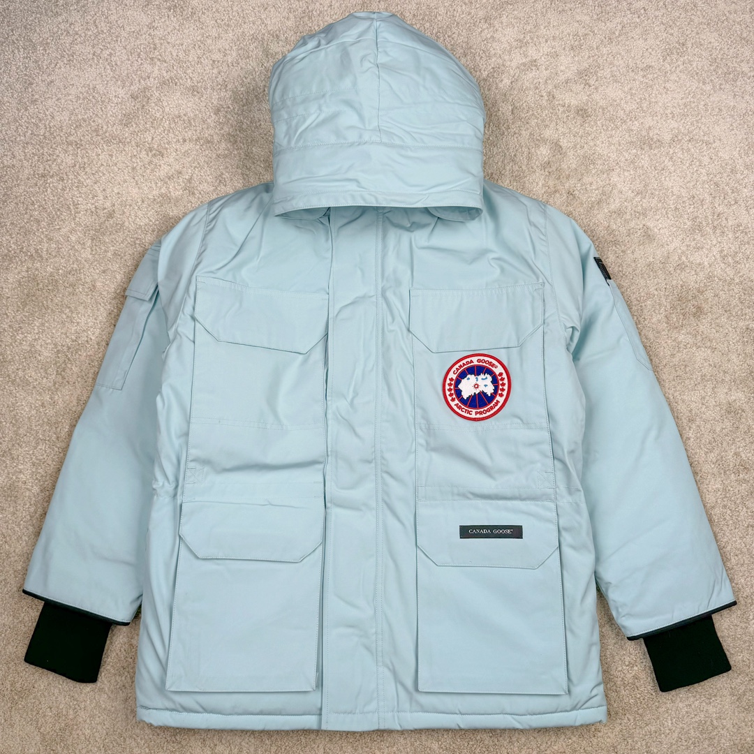 ＃纯原 CANADA GOOSE Expedition 4660M加拿大鹅08远征款 派克大衣羽绒服 行业标杆 国内羽绒服天花板 全新改版 升级大量细节 完美还原ZP 大到面料毛领羽绒 小到一针一线一个纽扣都是肉眼可见的细节 市面最接近ZP版本 欢迎客户对比 同行指导 1.今年羽绒依然采用国标80白鸭绒 填充450g（机器格充 电脑设定数值 每件充绒误差不超过10g）不混绒 随意拆开送检 2.独家定制18支面料 ZP一致 采用“Arctic Tech”面料技术外层面料是84.5%的聚酯纤维15.5%棉 里料为100%棉纶 垫料为100%聚酯纤维 持久防水防风抗寒保暖 3.里布采用40D Nylon AC油性胶 单染5级牢度 领口绒布采用原厂高密度丝光绒 口袋布使用弹性高密度摇粒绒 柔软亲肤 胆布采用330T全涤防绒7号针杜绝跑绒 如有跑绒直接白送 4.日本进口JUKI（重机）大型缝纫机专业打枣锁边 完全遵循正品整件衣服106个枣 全身加固 每个枣长度遵循正品 固定1-1.1cm 密度和长度均与正品相同5.吉田YKK原厂拉链 Y形双勾魔术贴 袖口采用定制加厚无缝螺纹 今年袖口螺纹添加高弹氨纶金丝 增加弹性和强度 大到面料 胆布 小到纽扣 抽绳 全部原版定制开发 对标正品 6.进口田岛刺绣机机定制万针刺绣胸标 图案饱满立体 无限接近正品 7.毛领为加拿大进口西郊狼皮制作 春季购入万条顶级毛领 毛领宽度14cm 长度55cm 今年冬天整季毛领品质都会稳定如一 杜绝中后期毛领品质参差不齐情况 8.包装采用立体手提袋包装 卡片一应俱全 送人 自留更有排面 9.所有细节均参照22年最新版正品1：1打板复刻 区别市面错版\\\”一眼假\\\” 尺码：XS S M L XL XXL-选品中心