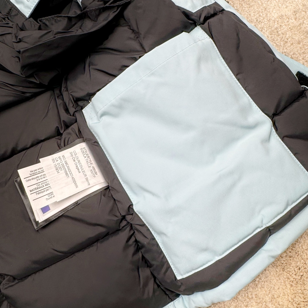 图片[14]-＃纯原 CANADA GOOSE Expedition 4660M加拿大鹅08远征款 派克大衣羽绒服 行业标杆 国内羽绒服天花板 全新改版 升级大量细节 完美还原ZP 大到面料毛领羽绒 小到一针一线一个纽扣都是肉眼可见的细节 市面最接近ZP版本 欢迎客户对比 同行指导 1.今年羽绒依然采用国标80白鸭绒 填充450g（机器格充 电脑设定数值 每件充绒误差不超过10g）不混绒 随意拆开送检 2.独家定制18支面料 ZP一致 采用“Arctic Tech”面料技术外层面料是84.5%的聚酯纤维15.5%棉 里料为100%棉纶 垫料为100%聚酯纤维 持久防水防风抗寒保暖 3.里布采用40D Nylon AC油性胶 单染5级牢度 领口绒布采用原厂高密度丝光绒 口袋布使用弹性高密度摇粒绒 柔软亲肤 胆布采用330T全涤防绒7号针杜绝跑绒 如有跑绒直接白送 4.日本进口JUKI（重机）大型缝纫机专业打枣锁边 完全遵循正品整件衣服106个枣 全身加固 每个枣长度遵循正品 固定1-1.1cm 密度和长度均与正品相同5.吉田YKK原厂拉链 Y形双勾魔术贴 袖口采用定制加厚无缝螺纹 今年袖口螺纹添加高弹氨纶金丝 增加弹性和强度 大到面料 胆布 小到纽扣 抽绳 全部原版定制开发 对标正品 6.进口田岛刺绣机机定制万针刺绣胸标 图案饱满立体 无限接近正品 7.毛领为加拿大进口西郊狼皮制作 春季购入万条顶级毛领 毛领宽度14cm 长度55cm 今年冬天整季毛领品质都会稳定如一 杜绝中后期毛领品质参差不齐情况 8.包装采用立体手提袋包装 卡片一应俱全 送人 自留更有排面 9.所有细节均参照22年最新版正品1：1打板复刻 区别市面错版\\\”一眼假\\\” 尺码：XS S M L XL XXL-选品中心