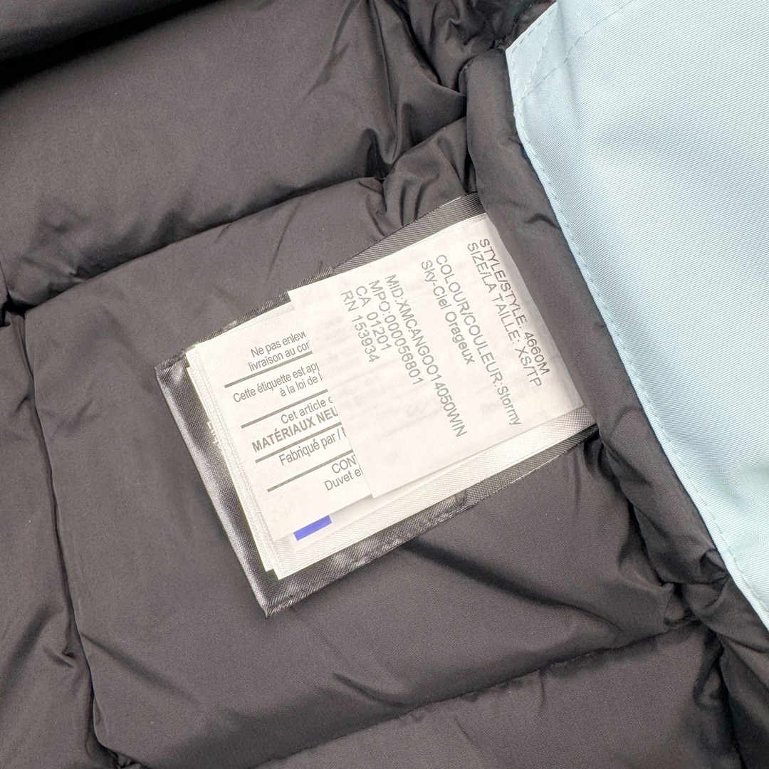 图片[13]-＃纯原 CANADA GOOSE Expedition 4660M加拿大鹅08远征款 派克大衣羽绒服 行业标杆 国内羽绒服天花板 全新改版 升级大量细节 完美还原ZP 大到面料毛领羽绒 小到一针一线一个纽扣都是肉眼可见的细节 市面最接近ZP版本 欢迎客户对比 同行指导 1.今年羽绒依然采用国标80白鸭绒 填充450g（机器格充 电脑设定数值 每件充绒误差不超过10g）不混绒 随意拆开送检 2.独家定制18支面料 ZP一致 采用“Arctic Tech”面料技术外层面料是84.5%的聚酯纤维15.5%棉 里料为100%棉纶 垫料为100%聚酯纤维 持久防水防风抗寒保暖 3.里布采用40D Nylon AC油性胶 单染5级牢度 领口绒布采用原厂高密度丝光绒 口袋布使用弹性高密度摇粒绒 柔软亲肤 胆布采用330T全涤防绒7号针杜绝跑绒 如有跑绒直接白送 4.日本进口JUKI（重机）大型缝纫机专业打枣锁边 完全遵循正品整件衣服106个枣 全身加固 每个枣长度遵循正品 固定1-1.1cm 密度和长度均与正品相同5.吉田YKK原厂拉链 Y形双勾魔术贴 袖口采用定制加厚无缝螺纹 今年袖口螺纹添加高弹氨纶金丝 增加弹性和强度 大到面料 胆布 小到纽扣 抽绳 全部原版定制开发 对标正品 6.进口田岛刺绣机机定制万针刺绣胸标 图案饱满立体 无限接近正品 7.毛领为加拿大进口西郊狼皮制作 春季购入万条顶级毛领 毛领宽度14cm 长度55cm 今年冬天整季毛领品质都会稳定如一 杜绝中后期毛领品质参差不齐情况 8.包装采用立体手提袋包装 卡片一应俱全 送人 自留更有排面 9.所有细节均参照22年最新版正品1：1打板复刻 区别市面错版\\\”一眼假\\\” 尺码：XS S M L XL XXL-选品中心