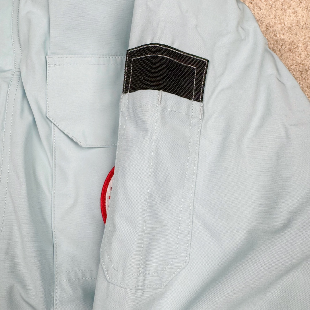 图片[11]-＃纯原 CANADA GOOSE Expedition 4660M加拿大鹅08远征款 派克大衣羽绒服 行业标杆 国内羽绒服天花板 全新改版 升级大量细节 完美还原ZP 大到面料毛领羽绒 小到一针一线一个纽扣都是肉眼可见的细节 市面最接近ZP版本 欢迎客户对比 同行指导 1.今年羽绒依然采用国标80白鸭绒 填充450g（机器格充 电脑设定数值 每件充绒误差不超过10g）不混绒 随意拆开送检 2.独家定制18支面料 ZP一致 采用“Arctic Tech”面料技术外层面料是84.5%的聚酯纤维15.5%棉 里料为100%棉纶 垫料为100%聚酯纤维 持久防水防风抗寒保暖 3.里布采用40D Nylon AC油性胶 单染5级牢度 领口绒布采用原厂高密度丝光绒 口袋布使用弹性高密度摇粒绒 柔软亲肤 胆布采用330T全涤防绒7号针杜绝跑绒 如有跑绒直接白送 4.日本进口JUKI（重机）大型缝纫机专业打枣锁边 完全遵循正品整件衣服106个枣 全身加固 每个枣长度遵循正品 固定1-1.1cm 密度和长度均与正品相同5.吉田YKK原厂拉链 Y形双勾魔术贴 袖口采用定制加厚无缝螺纹 今年袖口螺纹添加高弹氨纶金丝 增加弹性和强度 大到面料 胆布 小到纽扣 抽绳 全部原版定制开发 对标正品 6.进口田岛刺绣机机定制万针刺绣胸标 图案饱满立体 无限接近正品 7.毛领为加拿大进口西郊狼皮制作 春季购入万条顶级毛领 毛领宽度14cm 长度55cm 今年冬天整季毛领品质都会稳定如一 杜绝中后期毛领品质参差不齐情况 8.包装采用立体手提袋包装 卡片一应俱全 送人 自留更有排面 9.所有细节均参照22年最新版正品1：1打板复刻 区别市面错版\\\”一眼假\\\” 尺码：XS S M L XL XXL-选品中心