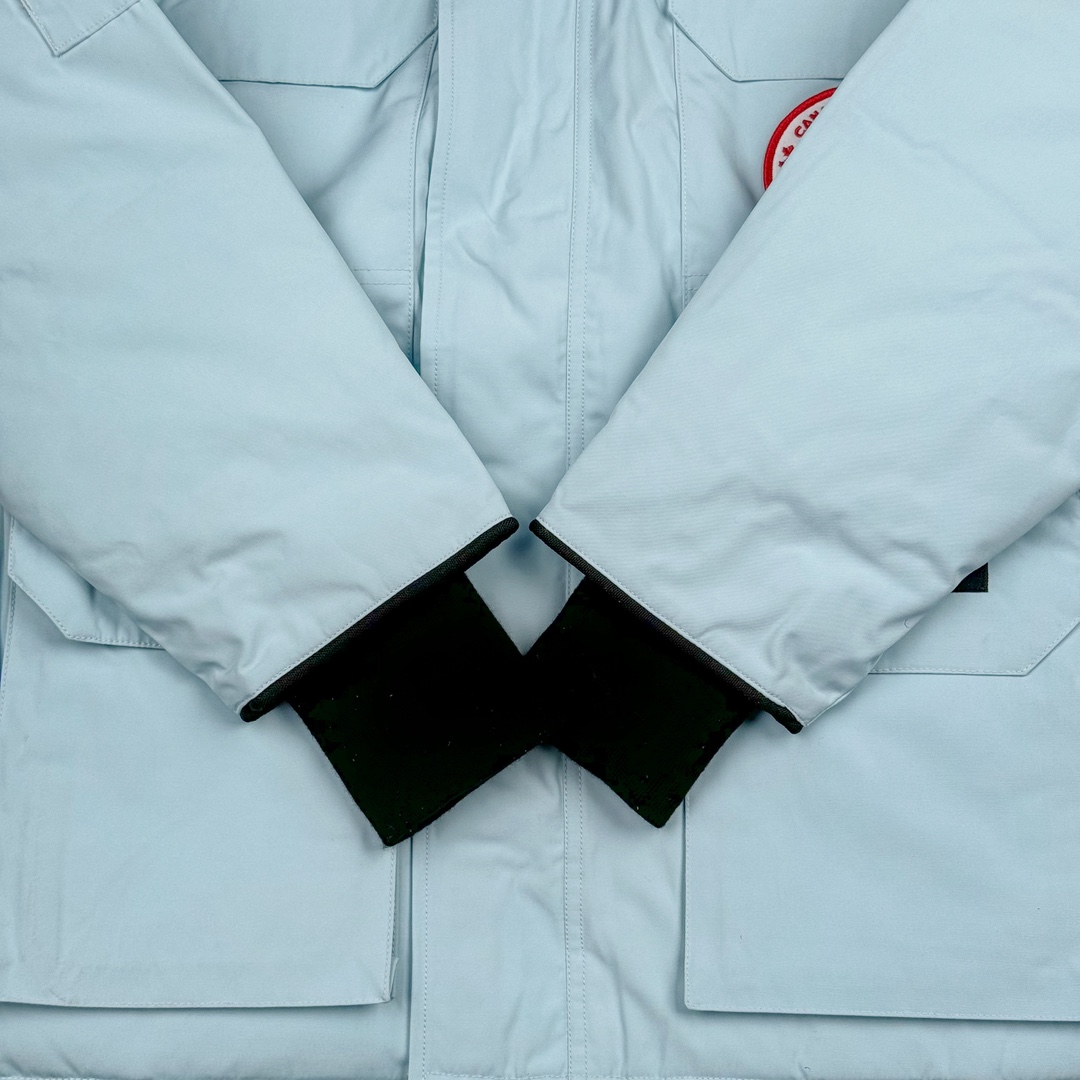 图片[5]-＃纯原 CANADA GOOSE Expedition 4660M加拿大鹅08远征款 派克大衣羽绒服 行业标杆 国内羽绒服天花板 全新改版 升级大量细节 完美还原ZP 大到面料毛领羽绒 小到一针一线一个纽扣都是肉眼可见的细节 市面最接近ZP版本 欢迎客户对比 同行指导 1.今年羽绒依然采用国标80白鸭绒 填充450g（机器格充 电脑设定数值 每件充绒误差不超过10g）不混绒 随意拆开送检 2.独家定制18支面料 ZP一致 采用“Arctic Tech”面料技术外层面料是84.5%的聚酯纤维15.5%棉 里料为100%棉纶 垫料为100%聚酯纤维 持久防水防风抗寒保暖 3.里布采用40D Nylon AC油性胶 单染5级牢度 领口绒布采用原厂高密度丝光绒 口袋布使用弹性高密度摇粒绒 柔软亲肤 胆布采用330T全涤防绒7号针杜绝跑绒 如有跑绒直接白送 4.日本进口JUKI（重机）大型缝纫机专业打枣锁边 完全遵循正品整件衣服106个枣 全身加固 每个枣长度遵循正品 固定1-1.1cm 密度和长度均与正品相同5.吉田YKK原厂拉链 Y形双勾魔术贴 袖口采用定制加厚无缝螺纹 今年袖口螺纹添加高弹氨纶金丝 增加弹性和强度 大到面料 胆布 小到纽扣 抽绳 全部原版定制开发 对标正品 6.进口田岛刺绣机机定制万针刺绣胸标 图案饱满立体 无限接近正品 7.毛领为加拿大进口西郊狼皮制作 春季购入万条顶级毛领 毛领宽度14cm 长度55cm 今年冬天整季毛领品质都会稳定如一 杜绝中后期毛领品质参差不齐情况 8.包装采用立体手提袋包装 卡片一应俱全 送人 自留更有排面 9.所有细节均参照22年最新版正品1：1打板复刻 区别市面错版\\\”一眼假\\\” 尺码：XS S M L XL XXL-选品中心