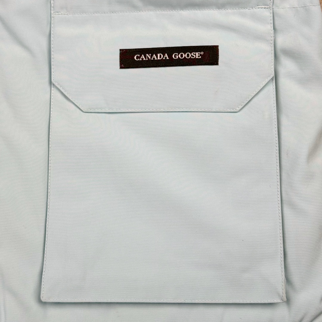 图片[10]-＃纯原 CANADA GOOSE Expedition 4660M加拿大鹅08远征款 派克大衣羽绒服 行业标杆 国内羽绒服天花板 全新改版 升级大量细节 完美还原ZP 大到面料毛领羽绒 小到一针一线一个纽扣都是肉眼可见的细节 市面最接近ZP版本 欢迎客户对比 同行指导 1.今年羽绒依然采用国标80白鸭绒 填充450g（机器格充 电脑设定数值 每件充绒误差不超过10g）不混绒 随意拆开送检 2.独家定制18支面料 ZP一致 采用“Arctic Tech”面料技术外层面料是84.5%的聚酯纤维15.5%棉 里料为100%棉纶 垫料为100%聚酯纤维 持久防水防风抗寒保暖 3.里布采用40D Nylon AC油性胶 单染5级牢度 领口绒布采用原厂高密度丝光绒 口袋布使用弹性高密度摇粒绒 柔软亲肤 胆布采用330T全涤防绒7号针杜绝跑绒 如有跑绒直接白送 4.日本进口JUKI（重机）大型缝纫机专业打枣锁边 完全遵循正品整件衣服106个枣 全身加固 每个枣长度遵循正品 固定1-1.1cm 密度和长度均与正品相同5.吉田YKK原厂拉链 Y形双勾魔术贴 袖口采用定制加厚无缝螺纹 今年袖口螺纹添加高弹氨纶金丝 增加弹性和强度 大到面料 胆布 小到纽扣 抽绳 全部原版定制开发 对标正品 6.进口田岛刺绣机机定制万针刺绣胸标 图案饱满立体 无限接近正品 7.毛领为加拿大进口西郊狼皮制作 春季购入万条顶级毛领 毛领宽度14cm 长度55cm 今年冬天整季毛领品质都会稳定如一 杜绝中后期毛领品质参差不齐情况 8.包装采用立体手提袋包装 卡片一应俱全 送人 自留更有排面 9.所有细节均参照22年最新版正品1：1打板复刻 区别市面错版\\\”一眼假\\\” 尺码：XS S M L XL XXL-选品中心