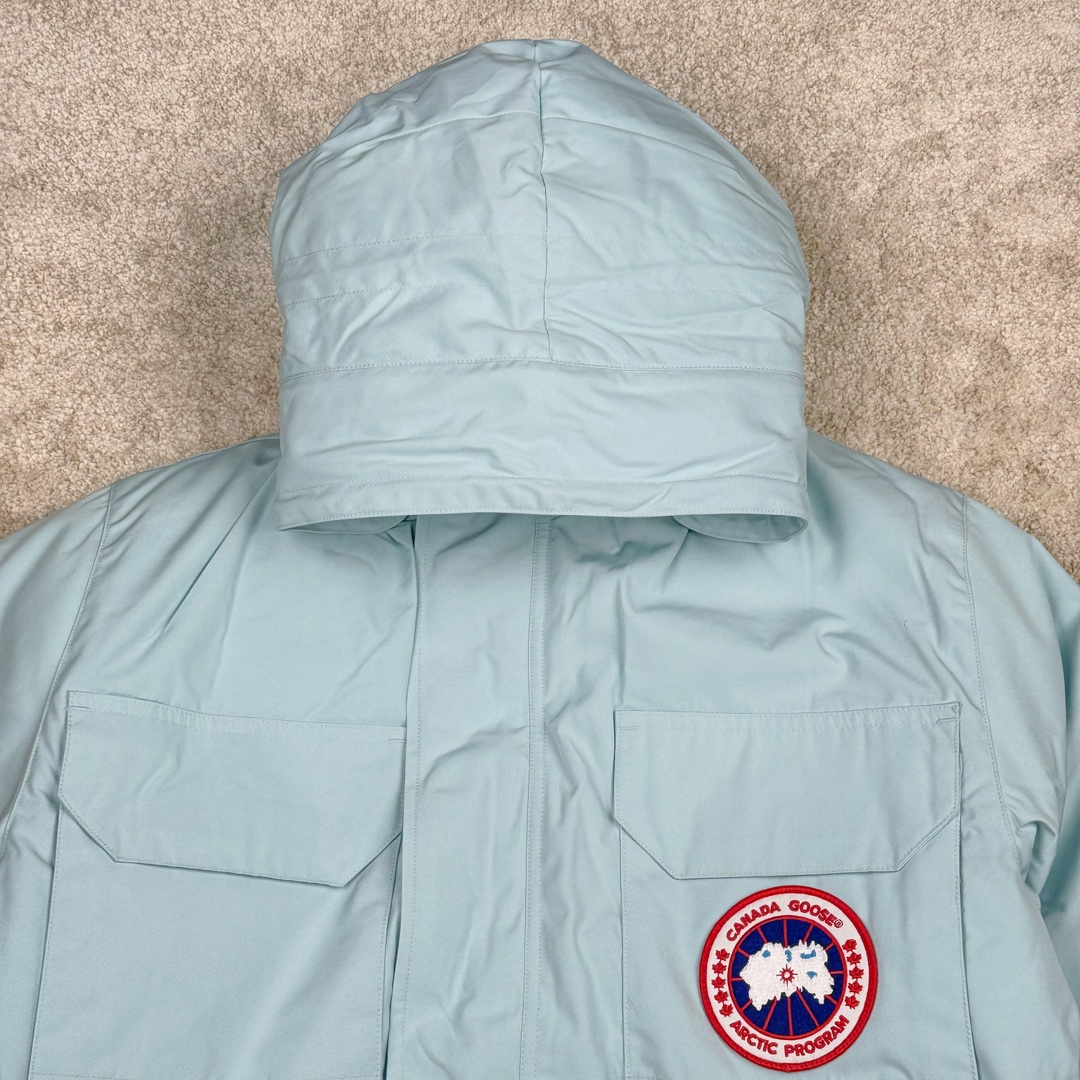 图片[4]-＃纯原 CANADA GOOSE Expedition 4660M加拿大鹅08远征款 派克大衣羽绒服 行业标杆 国内羽绒服天花板 全新改版 升级大量细节 完美还原ZP 大到面料毛领羽绒 小到一针一线一个纽扣都是肉眼可见的细节 市面最接近ZP版本 欢迎客户对比 同行指导 1.今年羽绒依然采用国标80白鸭绒 填充450g（机器格充 电脑设定数值 每件充绒误差不超过10g）不混绒 随意拆开送检 2.独家定制18支面料 ZP一致 采用“Arctic Tech”面料技术外层面料是84.5%的聚酯纤维15.5%棉 里料为100%棉纶 垫料为100%聚酯纤维 持久防水防风抗寒保暖 3.里布采用40D Nylon AC油性胶 单染5级牢度 领口绒布采用原厂高密度丝光绒 口袋布使用弹性高密度摇粒绒 柔软亲肤 胆布采用330T全涤防绒7号针杜绝跑绒 如有跑绒直接白送 4.日本进口JUKI（重机）大型缝纫机专业打枣锁边 完全遵循正品整件衣服106个枣 全身加固 每个枣长度遵循正品 固定1-1.1cm 密度和长度均与正品相同5.吉田YKK原厂拉链 Y形双勾魔术贴 袖口采用定制加厚无缝螺纹 今年袖口螺纹添加高弹氨纶金丝 增加弹性和强度 大到面料 胆布 小到纽扣 抽绳 全部原版定制开发 对标正品 6.进口田岛刺绣机机定制万针刺绣胸标 图案饱满立体 无限接近正品 7.毛领为加拿大进口西郊狼皮制作 春季购入万条顶级毛领 毛领宽度14cm 长度55cm 今年冬天整季毛领品质都会稳定如一 杜绝中后期毛领品质参差不齐情况 8.包装采用立体手提袋包装 卡片一应俱全 送人 自留更有排面 9.所有细节均参照22年最新版正品1：1打板复刻 区别市面错版\\\”一眼假\\\” 尺码：XS S M L XL XXL-选品中心