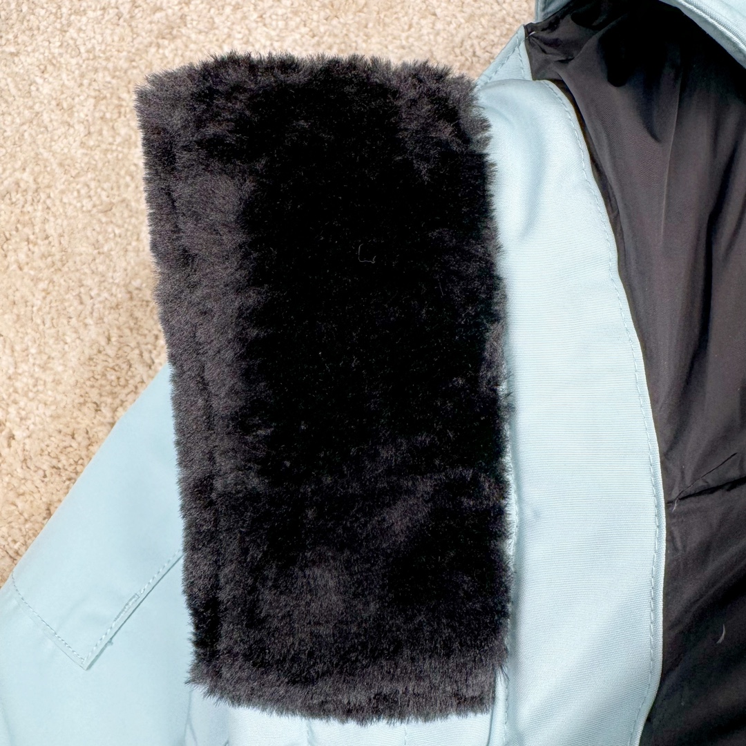 图片[17]-＃纯原 CANADA GOOSE Expedition 4660M加拿大鹅08远征款 派克大衣羽绒服 行业标杆 国内羽绒服天花板 全新改版 升级大量细节 完美还原ZP 大到面料毛领羽绒 小到一针一线一个纽扣都是肉眼可见的细节 市面最接近ZP版本 欢迎客户对比 同行指导 1.今年羽绒依然采用国标80白鸭绒 填充450g（机器格充 电脑设定数值 每件充绒误差不超过10g）不混绒 随意拆开送检 2.独家定制18支面料 ZP一致 采用“Arctic Tech”面料技术外层面料是84.5%的聚酯纤维15.5%棉 里料为100%棉纶 垫料为100%聚酯纤维 持久防水防风抗寒保暖 3.里布采用40D Nylon AC油性胶 单染5级牢度 领口绒布采用原厂高密度丝光绒 口袋布使用弹性高密度摇粒绒 柔软亲肤 胆布采用330T全涤防绒7号针杜绝跑绒 如有跑绒直接白送 4.日本进口JUKI（重机）大型缝纫机专业打枣锁边 完全遵循正品整件衣服106个枣 全身加固 每个枣长度遵循正品 固定1-1.1cm 密度和长度均与正品相同5.吉田YKK原厂拉链 Y形双勾魔术贴 袖口采用定制加厚无缝螺纹 今年袖口螺纹添加高弹氨纶金丝 增加弹性和强度 大到面料 胆布 小到纽扣 抽绳 全部原版定制开发 对标正品 6.进口田岛刺绣机机定制万针刺绣胸标 图案饱满立体 无限接近正品 7.毛领为加拿大进口西郊狼皮制作 春季购入万条顶级毛领 毛领宽度14cm 长度55cm 今年冬天整季毛领品质都会稳定如一 杜绝中后期毛领品质参差不齐情况 8.包装采用立体手提袋包装 卡片一应俱全 送人 自留更有排面 9.所有细节均参照22年最新版正品1：1打板复刻 区别市面错版\\\”一眼假\\\” 尺码：XS S M L XL XXL-选品中心