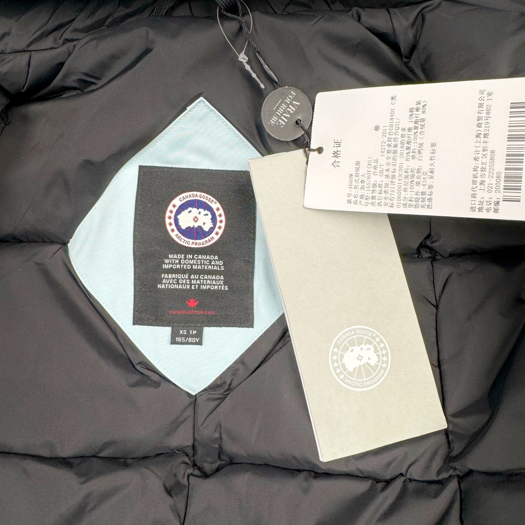 图片[15]-＃纯原 CANADA GOOSE Expedition 4660M加拿大鹅08远征款 派克大衣羽绒服 行业标杆 国内羽绒服天花板 全新改版 升级大量细节 完美还原ZP 大到面料毛领羽绒 小到一针一线一个纽扣都是肉眼可见的细节 市面最接近ZP版本 欢迎客户对比 同行指导 1.今年羽绒依然采用国标80白鸭绒 填充450g（机器格充 电脑设定数值 每件充绒误差不超过10g）不混绒 随意拆开送检 2.独家定制18支面料 ZP一致 采用“Arctic Tech”面料技术外层面料是84.5%的聚酯纤维15.5%棉 里料为100%棉纶 垫料为100%聚酯纤维 持久防水防风抗寒保暖 3.里布采用40D Nylon AC油性胶 单染5级牢度 领口绒布采用原厂高密度丝光绒 口袋布使用弹性高密度摇粒绒 柔软亲肤 胆布采用330T全涤防绒7号针杜绝跑绒 如有跑绒直接白送 4.日本进口JUKI（重机）大型缝纫机专业打枣锁边 完全遵循正品整件衣服106个枣 全身加固 每个枣长度遵循正品 固定1-1.1cm 密度和长度均与正品相同5.吉田YKK原厂拉链 Y形双勾魔术贴 袖口采用定制加厚无缝螺纹 今年袖口螺纹添加高弹氨纶金丝 增加弹性和强度 大到面料 胆布 小到纽扣 抽绳 全部原版定制开发 对标正品 6.进口田岛刺绣机机定制万针刺绣胸标 图案饱满立体 无限接近正品 7.毛领为加拿大进口西郊狼皮制作 春季购入万条顶级毛领 毛领宽度14cm 长度55cm 今年冬天整季毛领品质都会稳定如一 杜绝中后期毛领品质参差不齐情况 8.包装采用立体手提袋包装 卡片一应俱全 送人 自留更有排面 9.所有细节均参照22年最新版正品1：1打板复刻 区别市面错版\\\”一眼假\\\” 尺码：XS S M L XL XXL-选品中心
