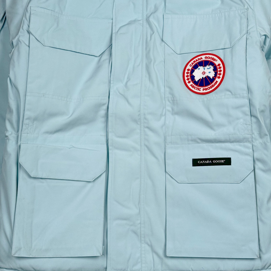 图片[8]-＃纯原 CANADA GOOSE Expedition 4660M加拿大鹅08远征款 派克大衣羽绒服 行业标杆 国内羽绒服天花板 全新改版 升级大量细节 完美还原ZP 大到面料毛领羽绒 小到一针一线一个纽扣都是肉眼可见的细节 市面最接近ZP版本 欢迎客户对比 同行指导 1.今年羽绒依然采用国标80白鸭绒 填充450g（机器格充 电脑设定数值 每件充绒误差不超过10g）不混绒 随意拆开送检 2.独家定制18支面料 ZP一致 采用“Arctic Tech”面料技术外层面料是84.5%的聚酯纤维15.5%棉 里料为100%棉纶 垫料为100%聚酯纤维 持久防水防风抗寒保暖 3.里布采用40D Nylon AC油性胶 单染5级牢度 领口绒布采用原厂高密度丝光绒 口袋布使用弹性高密度摇粒绒 柔软亲肤 胆布采用330T全涤防绒7号针杜绝跑绒 如有跑绒直接白送 4.日本进口JUKI（重机）大型缝纫机专业打枣锁边 完全遵循正品整件衣服106个枣 全身加固 每个枣长度遵循正品 固定1-1.1cm 密度和长度均与正品相同5.吉田YKK原厂拉链 Y形双勾魔术贴 袖口采用定制加厚无缝螺纹 今年袖口螺纹添加高弹氨纶金丝 增加弹性和强度 大到面料 胆布 小到纽扣 抽绳 全部原版定制开发 对标正品 6.进口田岛刺绣机机定制万针刺绣胸标 图案饱满立体 无限接近正品 7.毛领为加拿大进口西郊狼皮制作 春季购入万条顶级毛领 毛领宽度14cm 长度55cm 今年冬天整季毛领品质都会稳定如一 杜绝中后期毛领品质参差不齐情况 8.包装采用立体手提袋包装 卡片一应俱全 送人 自留更有排面 9.所有细节均参照22年最新版正品1：1打板复刻 区别市面错版\\\”一眼假\\\” 尺码：XS S M L XL XXL-选品中心