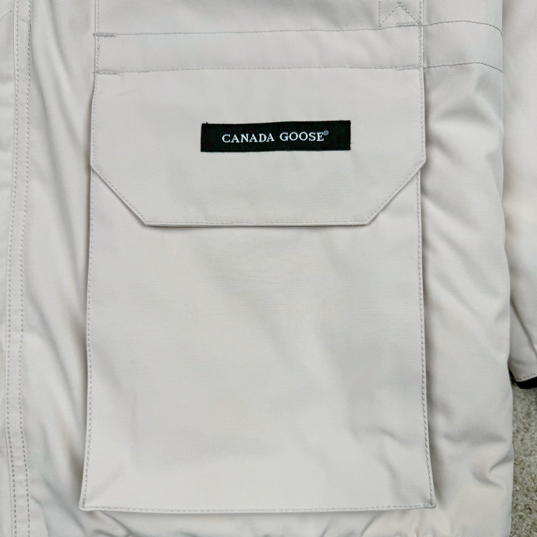 图片[9]-＃CG CANADA GOOSE Expedition 4660M 加拿大鹅08远征款派克大衣羽绒服 行业标杆 国内羽绒服天花板 全新改版 升级大量细节 完美还原ZP 大到面料毛领羽绒 小到一针一线一个纽扣都是肉眼可见的细节 市面最接近ZP版本 欢迎客户对比 同行指导 1.今年羽绒依然采用国标80白鸭绒 填充450g（机器格充 电脑设定数值 每件充绒误差不超过10g）不混绒 随意拆开送检！ 2.独家定制18支面料 ZP一致 采用“Arctic Tech”面料技术外层面料是84.5%的聚酯纤维15.5%棉 里料为100%棉纶 垫料为100%聚酯纤维 持久防水防风抗寒保暖 3.里布采用40D Nylon AC油性胶 单染5级牢度 领口绒布采用原厂高密度丝光绒 口袋布使用弹性高密度摇粒绒 柔软亲肤 胆布采用330T全涤防绒7号针杜绝跑绒 如有跑绒直接白送 4.日本进口JUKI（重机）大型缝纫机专业打枣锁边 完全遵循正品整件衣服106个枣 全身加固 每个枣长度遵循正品 固定1-1.1cm 密度和长度均与正品相同 5.吉田YKK原厂拉链 Y形双勾魔术贴 袖口采用定制加厚无缝螺纹 今年袖口螺纹添加高弹氨纶金丝 增加弹性和强度 大到面料 胆布 小到纽扣 抽绳 全部原版定制开发 对标正品 6.进口田岛刺绣机机定制万针刺绣胸标 图案饱满立体 无限接近正品 7.毛领为加拿大进口西郊狼皮制作 春季购入万条顶级毛领 毛领宽度14cm 长度55cm 今年冬天整季毛领品质都会稳定如一 杜绝中后期毛领品质参差不齐情况 8.包装采用立体手提袋包装 卡片一应俱全 送人 自留更有排面 9.所有细节均参照22年最新版正品1：1打板复刻 区别市面错版 “一眼假” 尺码：XS S M L XL XXL-选品中心