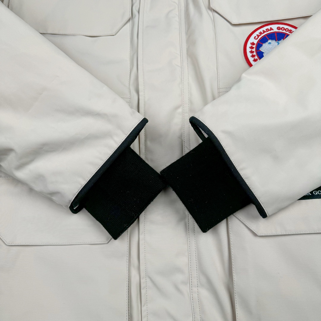 图片[7]-＃CG CANADA GOOSE Expedition 4660M 加拿大鹅08远征款派克大衣羽绒服 行业标杆 国内羽绒服天花板 全新改版 升级大量细节 完美还原ZP 大到面料毛领羽绒 小到一针一线一个纽扣都是肉眼可见的细节 市面最接近ZP版本 欢迎客户对比 同行指导 1.今年羽绒依然采用国标80白鸭绒 填充450g（机器格充 电脑设定数值 每件充绒误差不超过10g）不混绒 随意拆开送检！ 2.独家定制18支面料 ZP一致 采用“Arctic Tech”面料技术外层面料是84.5%的聚酯纤维15.5%棉 里料为100%棉纶 垫料为100%聚酯纤维 持久防水防风抗寒保暖 3.里布采用40D Nylon AC油性胶 单染5级牢度 领口绒布采用原厂高密度丝光绒 口袋布使用弹性高密度摇粒绒 柔软亲肤 胆布采用330T全涤防绒7号针杜绝跑绒 如有跑绒直接白送 4.日本进口JUKI（重机）大型缝纫机专业打枣锁边 完全遵循正品整件衣服106个枣 全身加固 每个枣长度遵循正品 固定1-1.1cm 密度和长度均与正品相同 5.吉田YKK原厂拉链 Y形双勾魔术贴 袖口采用定制加厚无缝螺纹 今年袖口螺纹添加高弹氨纶金丝 增加弹性和强度 大到面料 胆布 小到纽扣 抽绳 全部原版定制开发 对标正品 6.进口田岛刺绣机机定制万针刺绣胸标 图案饱满立体 无限接近正品 7.毛领为加拿大进口西郊狼皮制作 春季购入万条顶级毛领 毛领宽度14cm 长度55cm 今年冬天整季毛领品质都会稳定如一 杜绝中后期毛领品质参差不齐情况 8.包装采用立体手提袋包装 卡片一应俱全 送人 自留更有排面 9.所有细节均参照22年最新版正品1：1打板复刻 区别市面错版 “一眼假” 尺码：XS S M L XL XXL-选品中心