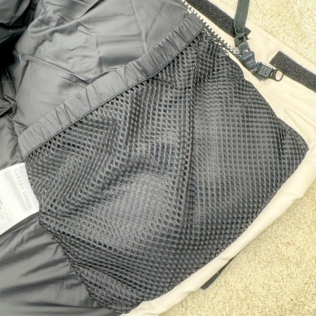 图片[13]-＃CG CANADA GOOSE Expedition 4660M 加拿大鹅08远征款派克大衣羽绒服 行业标杆 国内羽绒服天花板 全新改版 升级大量细节 完美还原ZP 大到面料毛领羽绒 小到一针一线一个纽扣都是肉眼可见的细节 市面最接近ZP版本 欢迎客户对比 同行指导 1.今年羽绒依然采用国标80白鸭绒 填充450g（机器格充 电脑设定数值 每件充绒误差不超过10g）不混绒 随意拆开送检！ 2.独家定制18支面料 ZP一致 采用“Arctic Tech”面料技术外层面料是84.5%的聚酯纤维15.5%棉 里料为100%棉纶 垫料为100%聚酯纤维 持久防水防风抗寒保暖 3.里布采用40D Nylon AC油性胶 单染5级牢度 领口绒布采用原厂高密度丝光绒 口袋布使用弹性高密度摇粒绒 柔软亲肤 胆布采用330T全涤防绒7号针杜绝跑绒 如有跑绒直接白送 4.日本进口JUKI（重机）大型缝纫机专业打枣锁边 完全遵循正品整件衣服106个枣 全身加固 每个枣长度遵循正品 固定1-1.1cm 密度和长度均与正品相同 5.吉田YKK原厂拉链 Y形双勾魔术贴 袖口采用定制加厚无缝螺纹 今年袖口螺纹添加高弹氨纶金丝 增加弹性和强度 大到面料 胆布 小到纽扣 抽绳 全部原版定制开发 对标正品 6.进口田岛刺绣机机定制万针刺绣胸标 图案饱满立体 无限接近正品 7.毛领为加拿大进口西郊狼皮制作 春季购入万条顶级毛领 毛领宽度14cm 长度55cm 今年冬天整季毛领品质都会稳定如一 杜绝中后期毛领品质参差不齐情况 8.包装采用立体手提袋包装 卡片一应俱全 送人 自留更有排面 9.所有细节均参照22年最新版正品1：1打板复刻 区别市面错版 “一眼假” 尺码：XS S M L XL XXL-选品中心