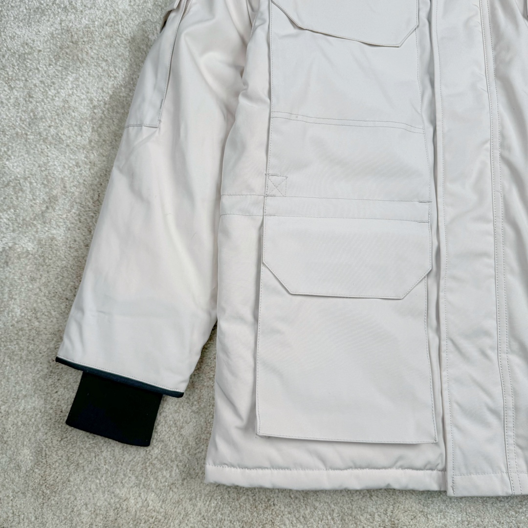 图片[5]-＃CG CANADA GOOSE Expedition 4660M 加拿大鹅08远征款派克大衣羽绒服 行业标杆 国内羽绒服天花板 全新改版 升级大量细节 完美还原ZP 大到面料毛领羽绒 小到一针一线一个纽扣都是肉眼可见的细节 市面最接近ZP版本 欢迎客户对比 同行指导 1.今年羽绒依然采用国标80白鸭绒 填充450g（机器格充 电脑设定数值 每件充绒误差不超过10g）不混绒 随意拆开送检！ 2.独家定制18支面料 ZP一致 采用“Arctic Tech”面料技术外层面料是84.5%的聚酯纤维15.5%棉 里料为100%棉纶 垫料为100%聚酯纤维 持久防水防风抗寒保暖 3.里布采用40D Nylon AC油性胶 单染5级牢度 领口绒布采用原厂高密度丝光绒 口袋布使用弹性高密度摇粒绒 柔软亲肤 胆布采用330T全涤防绒7号针杜绝跑绒 如有跑绒直接白送 4.日本进口JUKI（重机）大型缝纫机专业打枣锁边 完全遵循正品整件衣服106个枣 全身加固 每个枣长度遵循正品 固定1-1.1cm 密度和长度均与正品相同 5.吉田YKK原厂拉链 Y形双勾魔术贴 袖口采用定制加厚无缝螺纹 今年袖口螺纹添加高弹氨纶金丝 增加弹性和强度 大到面料 胆布 小到纽扣 抽绳 全部原版定制开发 对标正品 6.进口田岛刺绣机机定制万针刺绣胸标 图案饱满立体 无限接近正品 7.毛领为加拿大进口西郊狼皮制作 春季购入万条顶级毛领 毛领宽度14cm 长度55cm 今年冬天整季毛领品质都会稳定如一 杜绝中后期毛领品质参差不齐情况 8.包装采用立体手提袋包装 卡片一应俱全 送人 自留更有排面 9.所有细节均参照22年最新版正品1：1打板复刻 区别市面错版 “一眼假” 尺码：XS S M L XL XXL-选品中心