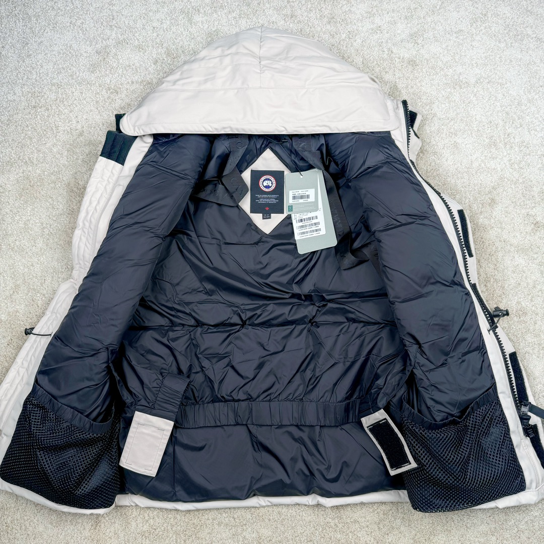图片[3]-＃CG CANADA GOOSE Expedition 4660M 加拿大鹅08远征款派克大衣羽绒服 行业标杆 国内羽绒服天花板 全新改版 升级大量细节 完美还原ZP 大到面料毛领羽绒 小到一针一线一个纽扣都是肉眼可见的细节 市面最接近ZP版本 欢迎客户对比 同行指导 1.今年羽绒依然采用国标80白鸭绒 填充450g（机器格充 电脑设定数值 每件充绒误差不超过10g）不混绒 随意拆开送检！ 2.独家定制18支面料 ZP一致 采用“Arctic Tech”面料技术外层面料是84.5%的聚酯纤维15.5%棉 里料为100%棉纶 垫料为100%聚酯纤维 持久防水防风抗寒保暖 3.里布采用40D Nylon AC油性胶 单染5级牢度 领口绒布采用原厂高密度丝光绒 口袋布使用弹性高密度摇粒绒 柔软亲肤 胆布采用330T全涤防绒7号针杜绝跑绒 如有跑绒直接白送 4.日本进口JUKI（重机）大型缝纫机专业打枣锁边 完全遵循正品整件衣服106个枣 全身加固 每个枣长度遵循正品 固定1-1.1cm 密度和长度均与正品相同 5.吉田YKK原厂拉链 Y形双勾魔术贴 袖口采用定制加厚无缝螺纹 今年袖口螺纹添加高弹氨纶金丝 增加弹性和强度 大到面料 胆布 小到纽扣 抽绳 全部原版定制开发 对标正品 6.进口田岛刺绣机机定制万针刺绣胸标 图案饱满立体 无限接近正品 7.毛领为加拿大进口西郊狼皮制作 春季购入万条顶级毛领 毛领宽度14cm 长度55cm 今年冬天整季毛领品质都会稳定如一 杜绝中后期毛领品质参差不齐情况 8.包装采用立体手提袋包装 卡片一应俱全 送人 自留更有排面 9.所有细节均参照22年最新版正品1：1打板复刻 区别市面错版 “一眼假” 尺码：XS S M L XL XXL-选品中心