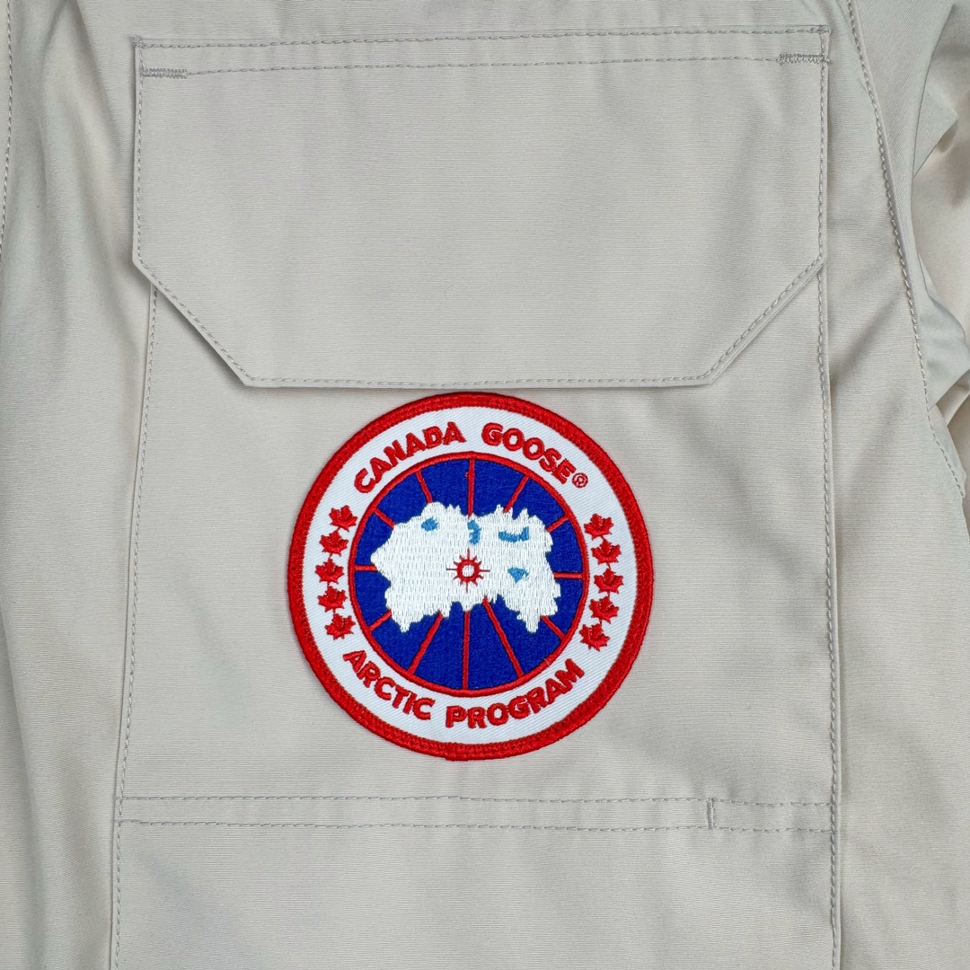 图片[10]-＃CG CANADA GOOSE Expedition 4660M 加拿大鹅08远征款派克大衣羽绒服 行业标杆 国内羽绒服天花板 全新改版 升级大量细节 完美还原ZP 大到面料毛领羽绒 小到一针一线一个纽扣都是肉眼可见的细节 市面最接近ZP版本 欢迎客户对比 同行指导 1.今年羽绒依然采用国标80白鸭绒 填充450g（机器格充 电脑设定数值 每件充绒误差不超过10g）不混绒 随意拆开送检！ 2.独家定制18支面料 ZP一致 采用“Arctic Tech”面料技术外层面料是84.5%的聚酯纤维15.5%棉 里料为100%棉纶 垫料为100%聚酯纤维 持久防水防风抗寒保暖 3.里布采用40D Nylon AC油性胶 单染5级牢度 领口绒布采用原厂高密度丝光绒 口袋布使用弹性高密度摇粒绒 柔软亲肤 胆布采用330T全涤防绒7号针杜绝跑绒 如有跑绒直接白送 4.日本进口JUKI（重机）大型缝纫机专业打枣锁边 完全遵循正品整件衣服106个枣 全身加固 每个枣长度遵循正品 固定1-1.1cm 密度和长度均与正品相同 5.吉田YKK原厂拉链 Y形双勾魔术贴 袖口采用定制加厚无缝螺纹 今年袖口螺纹添加高弹氨纶金丝 增加弹性和强度 大到面料 胆布 小到纽扣 抽绳 全部原版定制开发 对标正品 6.进口田岛刺绣机机定制万针刺绣胸标 图案饱满立体 无限接近正品 7.毛领为加拿大进口西郊狼皮制作 春季购入万条顶级毛领 毛领宽度14cm 长度55cm 今年冬天整季毛领品质都会稳定如一 杜绝中后期毛领品质参差不齐情况 8.包装采用立体手提袋包装 卡片一应俱全 送人 自留更有排面 9.所有细节均参照22年最新版正品1：1打板复刻 区别市面错版 “一眼假” 尺码：XS S M L XL XXL-选品中心