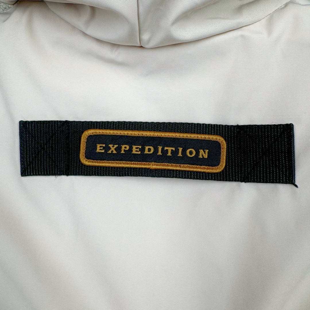 图片[11]-＃CG CANADA GOOSE Expedition 4660M 加拿大鹅08远征款派克大衣羽绒服 行业标杆 国内羽绒服天花板 全新改版 升级大量细节 完美还原ZP 大到面料毛领羽绒 小到一针一线一个纽扣都是肉眼可见的细节 市面最接近ZP版本 欢迎客户对比 同行指导 1.今年羽绒依然采用国标80白鸭绒 填充450g（机器格充 电脑设定数值 每件充绒误差不超过10g）不混绒 随意拆开送检！ 2.独家定制18支面料 ZP一致 采用“Arctic Tech”面料技术外层面料是84.5%的聚酯纤维15.5%棉 里料为100%棉纶 垫料为100%聚酯纤维 持久防水防风抗寒保暖 3.里布采用40D Nylon AC油性胶 单染5级牢度 领口绒布采用原厂高密度丝光绒 口袋布使用弹性高密度摇粒绒 柔软亲肤 胆布采用330T全涤防绒7号针杜绝跑绒 如有跑绒直接白送 4.日本进口JUKI（重机）大型缝纫机专业打枣锁边 完全遵循正品整件衣服106个枣 全身加固 每个枣长度遵循正品 固定1-1.1cm 密度和长度均与正品相同 5.吉田YKK原厂拉链 Y形双勾魔术贴 袖口采用定制加厚无缝螺纹 今年袖口螺纹添加高弹氨纶金丝 增加弹性和强度 大到面料 胆布 小到纽扣 抽绳 全部原版定制开发 对标正品 6.进口田岛刺绣机机定制万针刺绣胸标 图案饱满立体 无限接近正品 7.毛领为加拿大进口西郊狼皮制作 春季购入万条顶级毛领 毛领宽度14cm 长度55cm 今年冬天整季毛领品质都会稳定如一 杜绝中后期毛领品质参差不齐情况 8.包装采用立体手提袋包装 卡片一应俱全 送人 自留更有排面 9.所有细节均参照22年最新版正品1：1打板复刻 区别市面错版 “一眼假” 尺码：XS S M L XL XXL-选品中心