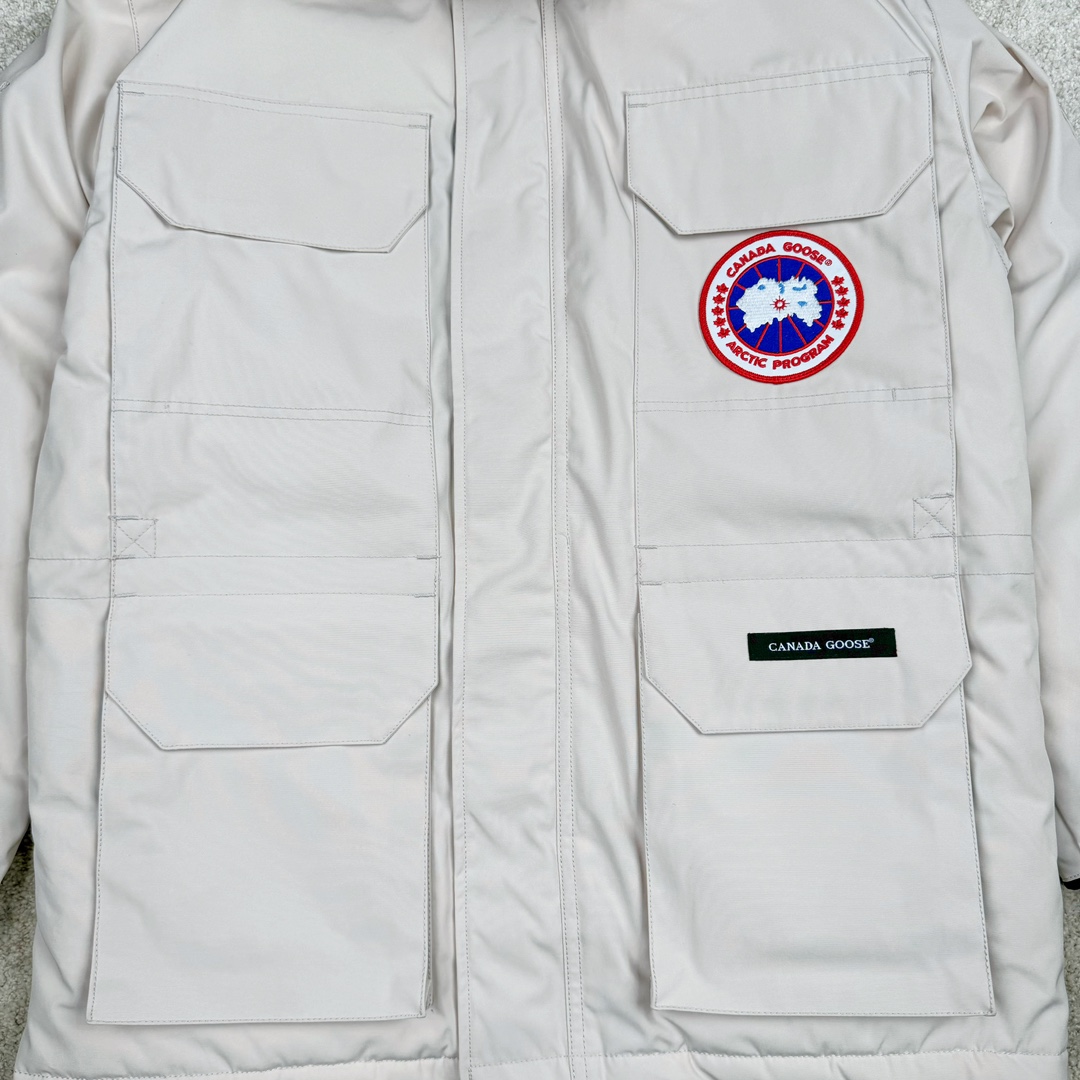 图片[8]-＃CG CANADA GOOSE Expedition 4660M 加拿大鹅08远征款派克大衣羽绒服 行业标杆 国内羽绒服天花板 全新改版 升级大量细节 完美还原ZP 大到面料毛领羽绒 小到一针一线一个纽扣都是肉眼可见的细节 市面最接近ZP版本 欢迎客户对比 同行指导 1.今年羽绒依然采用国标80白鸭绒 填充450g（机器格充 电脑设定数值 每件充绒误差不超过10g）不混绒 随意拆开送检！ 2.独家定制18支面料 ZP一致 采用“Arctic Tech”面料技术外层面料是84.5%的聚酯纤维15.5%棉 里料为100%棉纶 垫料为100%聚酯纤维 持久防水防风抗寒保暖 3.里布采用40D Nylon AC油性胶 单染5级牢度 领口绒布采用原厂高密度丝光绒 口袋布使用弹性高密度摇粒绒 柔软亲肤 胆布采用330T全涤防绒7号针杜绝跑绒 如有跑绒直接白送 4.日本进口JUKI（重机）大型缝纫机专业打枣锁边 完全遵循正品整件衣服106个枣 全身加固 每个枣长度遵循正品 固定1-1.1cm 密度和长度均与正品相同 5.吉田YKK原厂拉链 Y形双勾魔术贴 袖口采用定制加厚无缝螺纹 今年袖口螺纹添加高弹氨纶金丝 增加弹性和强度 大到面料 胆布 小到纽扣 抽绳 全部原版定制开发 对标正品 6.进口田岛刺绣机机定制万针刺绣胸标 图案饱满立体 无限接近正品 7.毛领为加拿大进口西郊狼皮制作 春季购入万条顶级毛领 毛领宽度14cm 长度55cm 今年冬天整季毛领品质都会稳定如一 杜绝中后期毛领品质参差不齐情况 8.包装采用立体手提袋包装 卡片一应俱全 送人 自留更有排面 9.所有细节均参照22年最新版正品1：1打板复刻 区别市面错版 “一眼假” 尺码：XS S M L XL XXL-选品中心