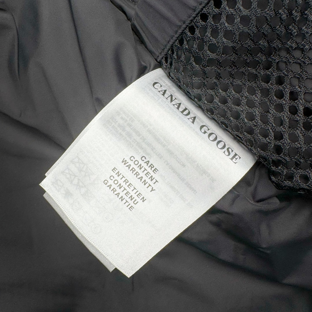 图片[12]-＃CG CANADA GOOSE Expedition 4660M 加拿大鹅08远征款派克大衣羽绒服 行业标杆 国内羽绒服天花板 全新改版 升级大量细节 完美还原ZP 大到面料毛领羽绒 小到一针一线一个纽扣都是肉眼可见的细节 市面最接近ZP版本 欢迎客户对比 同行指导 1.今年羽绒依然采用国标80白鸭绒 填充450g（机器格充 电脑设定数值 每件充绒误差不超过10g）不混绒 随意拆开送检！ 2.独家定制18支面料 ZP一致 采用“Arctic Tech”面料技术外层面料是84.5%的聚酯纤维15.5%棉 里料为100%棉纶 垫料为100%聚酯纤维 持久防水防风抗寒保暖 3.里布采用40D Nylon AC油性胶 单染5级牢度 领口绒布采用原厂高密度丝光绒 口袋布使用弹性高密度摇粒绒 柔软亲肤 胆布采用330T全涤防绒7号针杜绝跑绒 如有跑绒直接白送 4.日本进口JUKI（重机）大型缝纫机专业打枣锁边 完全遵循正品整件衣服106个枣 全身加固 每个枣长度遵循正品 固定1-1.1cm 密度和长度均与正品相同 5.吉田YKK原厂拉链 Y形双勾魔术贴 袖口采用定制加厚无缝螺纹 今年袖口螺纹添加高弹氨纶金丝 增加弹性和强度 大到面料 胆布 小到纽扣 抽绳 全部原版定制开发 对标正品 6.进口田岛刺绣机机定制万针刺绣胸标 图案饱满立体 无限接近正品 7.毛领为加拿大进口西郊狼皮制作 春季购入万条顶级毛领 毛领宽度14cm 长度55cm 今年冬天整季毛领品质都会稳定如一 杜绝中后期毛领品质参差不齐情况 8.包装采用立体手提袋包装 卡片一应俱全 送人 自留更有排面 9.所有细节均参照22年最新版正品1：1打板复刻 区别市面错版 “一眼假” 尺码：XS S M L XL XXL-选品中心