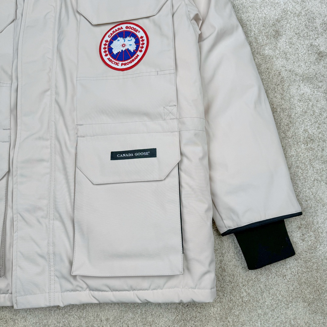 图片[6]-＃CG CANADA GOOSE Expedition 4660M 加拿大鹅08远征款派克大衣羽绒服 行业标杆 国内羽绒服天花板 全新改版 升级大量细节 完美还原ZP 大到面料毛领羽绒 小到一针一线一个纽扣都是肉眼可见的细节 市面最接近ZP版本 欢迎客户对比 同行指导 1.今年羽绒依然采用国标80白鸭绒 填充450g（机器格充 电脑设定数值 每件充绒误差不超过10g）不混绒 随意拆开送检！ 2.独家定制18支面料 ZP一致 采用“Arctic Tech”面料技术外层面料是84.5%的聚酯纤维15.5%棉 里料为100%棉纶 垫料为100%聚酯纤维 持久防水防风抗寒保暖 3.里布采用40D Nylon AC油性胶 单染5级牢度 领口绒布采用原厂高密度丝光绒 口袋布使用弹性高密度摇粒绒 柔软亲肤 胆布采用330T全涤防绒7号针杜绝跑绒 如有跑绒直接白送 4.日本进口JUKI（重机）大型缝纫机专业打枣锁边 完全遵循正品整件衣服106个枣 全身加固 每个枣长度遵循正品 固定1-1.1cm 密度和长度均与正品相同 5.吉田YKK原厂拉链 Y形双勾魔术贴 袖口采用定制加厚无缝螺纹 今年袖口螺纹添加高弹氨纶金丝 增加弹性和强度 大到面料 胆布 小到纽扣 抽绳 全部原版定制开发 对标正品 6.进口田岛刺绣机机定制万针刺绣胸标 图案饱满立体 无限接近正品 7.毛领为加拿大进口西郊狼皮制作 春季购入万条顶级毛领 毛领宽度14cm 长度55cm 今年冬天整季毛领品质都会稳定如一 杜绝中后期毛领品质参差不齐情况 8.包装采用立体手提袋包装 卡片一应俱全 送人 自留更有排面 9.所有细节均参照22年最新版正品1：1打板复刻 区别市面错版 “一眼假” 尺码：XS S M L XL XXL-选品中心