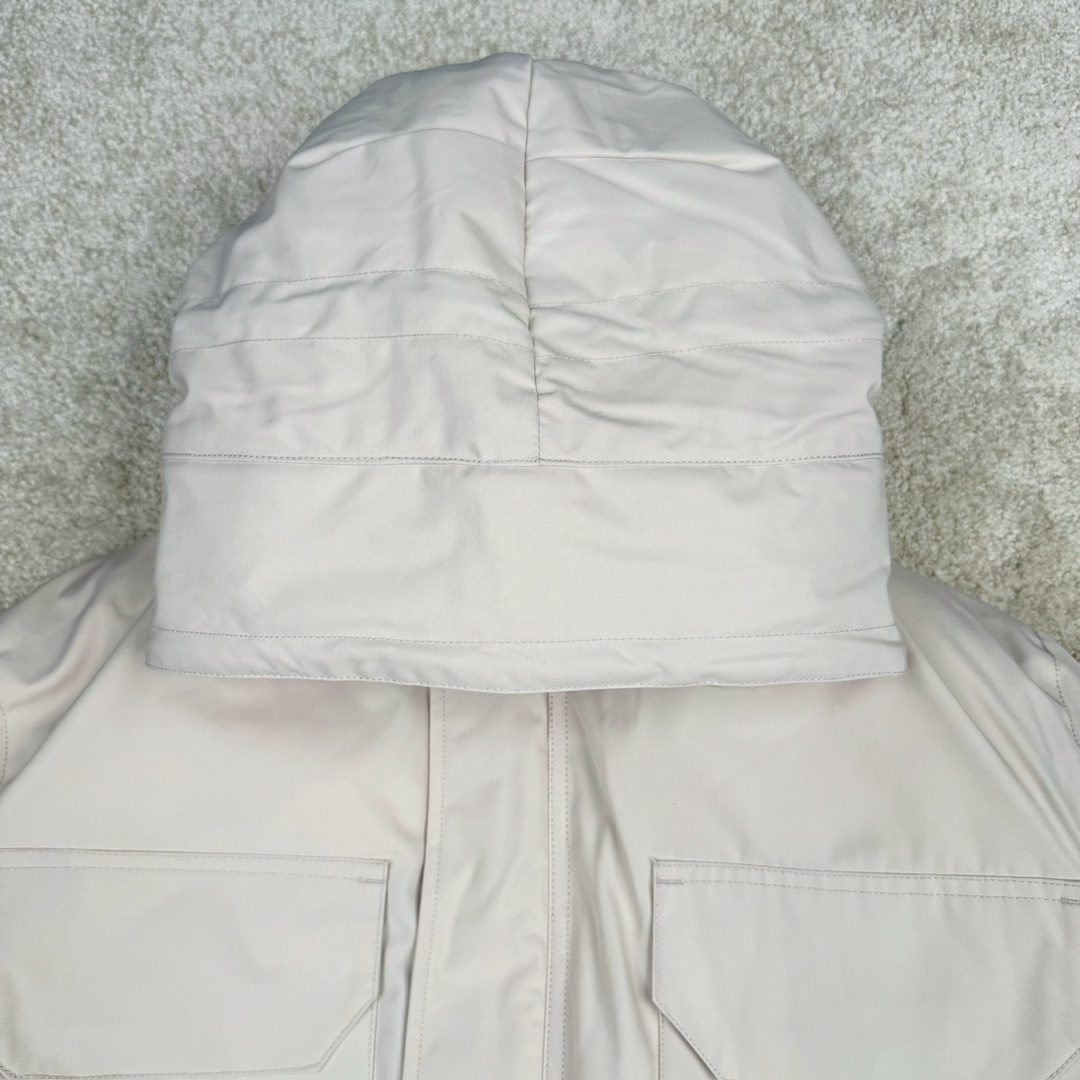 图片[4]-＃CG CANADA GOOSE Expedition 4660M 加拿大鹅08远征款派克大衣羽绒服 行业标杆 国内羽绒服天花板 全新改版 升级大量细节 完美还原ZP 大到面料毛领羽绒 小到一针一线一个纽扣都是肉眼可见的细节 市面最接近ZP版本 欢迎客户对比 同行指导 1.今年羽绒依然采用国标80白鸭绒 填充450g（机器格充 电脑设定数值 每件充绒误差不超过10g）不混绒 随意拆开送检！ 2.独家定制18支面料 ZP一致 采用“Arctic Tech”面料技术外层面料是84.5%的聚酯纤维15.5%棉 里料为100%棉纶 垫料为100%聚酯纤维 持久防水防风抗寒保暖 3.里布采用40D Nylon AC油性胶 单染5级牢度 领口绒布采用原厂高密度丝光绒 口袋布使用弹性高密度摇粒绒 柔软亲肤 胆布采用330T全涤防绒7号针杜绝跑绒 如有跑绒直接白送 4.日本进口JUKI（重机）大型缝纫机专业打枣锁边 完全遵循正品整件衣服106个枣 全身加固 每个枣长度遵循正品 固定1-1.1cm 密度和长度均与正品相同 5.吉田YKK原厂拉链 Y形双勾魔术贴 袖口采用定制加厚无缝螺纹 今年袖口螺纹添加高弹氨纶金丝 增加弹性和强度 大到面料 胆布 小到纽扣 抽绳 全部原版定制开发 对标正品 6.进口田岛刺绣机机定制万针刺绣胸标 图案饱满立体 无限接近正品 7.毛领为加拿大进口西郊狼皮制作 春季购入万条顶级毛领 毛领宽度14cm 长度55cm 今年冬天整季毛领品质都会稳定如一 杜绝中后期毛领品质参差不齐情况 8.包装采用立体手提袋包装 卡片一应俱全 送人 自留更有排面 9.所有细节均参照22年最新版正品1：1打板复刻 区别市面错版 “一眼假” 尺码：XS S M L XL XXL-选品中心