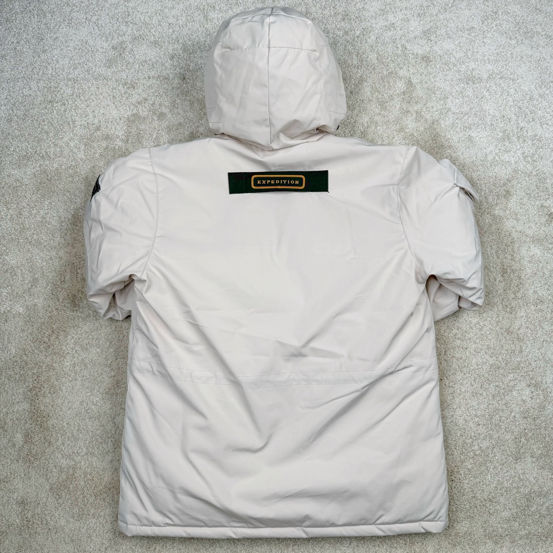 图片[2]-＃CG CANADA GOOSE Expedition 4660M 加拿大鹅08远征款派克大衣羽绒服 行业标杆 国内羽绒服天花板 全新改版 升级大量细节 完美还原ZP 大到面料毛领羽绒 小到一针一线一个纽扣都是肉眼可见的细节 市面最接近ZP版本 欢迎客户对比 同行指导 1.今年羽绒依然采用国标80白鸭绒 填充450g（机器格充 电脑设定数值 每件充绒误差不超过10g）不混绒 随意拆开送检！ 2.独家定制18支面料 ZP一致 采用“Arctic Tech”面料技术外层面料是84.5%的聚酯纤维15.5%棉 里料为100%棉纶 垫料为100%聚酯纤维 持久防水防风抗寒保暖 3.里布采用40D Nylon AC油性胶 单染5级牢度 领口绒布采用原厂高密度丝光绒 口袋布使用弹性高密度摇粒绒 柔软亲肤 胆布采用330T全涤防绒7号针杜绝跑绒 如有跑绒直接白送 4.日本进口JUKI（重机）大型缝纫机专业打枣锁边 完全遵循正品整件衣服106个枣 全身加固 每个枣长度遵循正品 固定1-1.1cm 密度和长度均与正品相同 5.吉田YKK原厂拉链 Y形双勾魔术贴 袖口采用定制加厚无缝螺纹 今年袖口螺纹添加高弹氨纶金丝 增加弹性和强度 大到面料 胆布 小到纽扣 抽绳 全部原版定制开发 对标正品 6.进口田岛刺绣机机定制万针刺绣胸标 图案饱满立体 无限接近正品 7.毛领为加拿大进口西郊狼皮制作 春季购入万条顶级毛领 毛领宽度14cm 长度55cm 今年冬天整季毛领品质都会稳定如一 杜绝中后期毛领品质参差不齐情况 8.包装采用立体手提袋包装 卡片一应俱全 送人 自留更有排面 9.所有细节均参照22年最新版正品1：1打板复刻 区别市面错版 “一眼假” 尺码：XS S M L XL XXL-选品中心