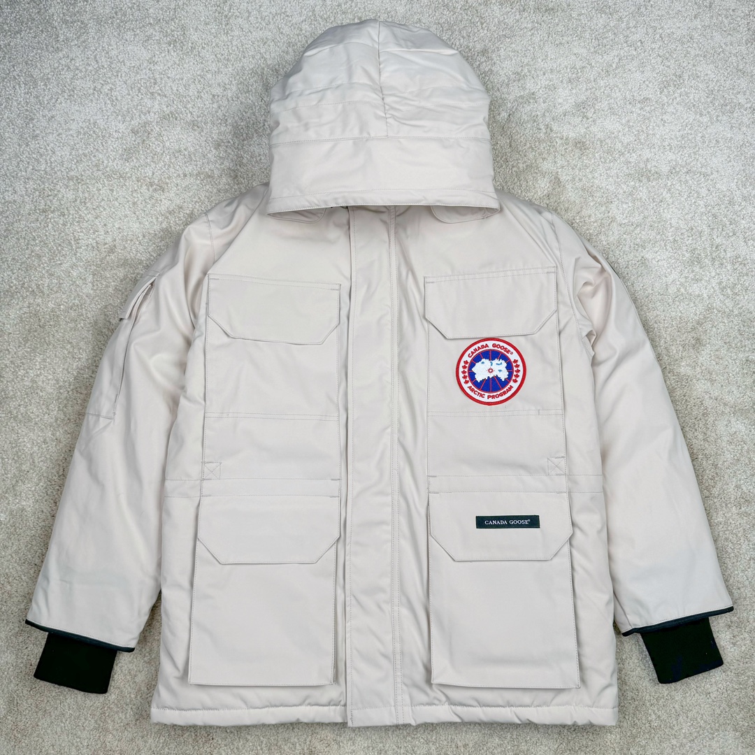 ＃CG CANADA GOOSE Expedition 4660M 加拿大鹅08远征款派克大衣羽绒服 行业标杆 国内羽绒服天花板 全新改版 升级大量细节 完美还原ZP 大到面料毛领羽绒 小到一针一线一个纽扣都是肉眼可见的细节 市面最接近ZP版本 欢迎客户对比 同行指导 1.今年羽绒依然采用国标80白鸭绒 填充450g（机器格充 电脑设定数值 每件充绒误差不超过10g）不混绒 随意拆开送检！ 2.独家定制18支面料 ZP一致 采用“Arctic Tech”面料技术外层面料是84.5%的聚酯纤维15.5%棉 里料为100%棉纶 垫料为100%聚酯纤维 持久防水防风抗寒保暖 3.里布采用40D Nylon AC油性胶 单染5级牢度 领口绒布采用原厂高密度丝光绒 口袋布使用弹性高密度摇粒绒 柔软亲肤 胆布采用330T全涤防绒7号针杜绝跑绒 如有跑绒直接白送 4.日本进口JUKI（重机）大型缝纫机专业打枣锁边 完全遵循正品整件衣服106个枣 全身加固 每个枣长度遵循正品 固定1-1.1cm 密度和长度均与正品相同 5.吉田YKK原厂拉链 Y形双勾魔术贴 袖口采用定制加厚无缝螺纹 今年袖口螺纹添加高弹氨纶金丝 增加弹性和强度 大到面料 胆布 小到纽扣 抽绳 全部原版定制开发 对标正品 6.进口田岛刺绣机机定制万针刺绣胸标 图案饱满立体 无限接近正品 7.毛领为加拿大进口西郊狼皮制作 春季购入万条顶级毛领 毛领宽度14cm 长度55cm 今年冬天整季毛领品质都会稳定如一 杜绝中后期毛领品质参差不齐情况 8.包装采用立体手提袋包装 卡片一应俱全 送人 自留更有排面 9.所有细节均参照22年最新版正品1：1打板复刻 区别市面错版 “一眼假” 尺码：XS S M L XL XXL-选品中心